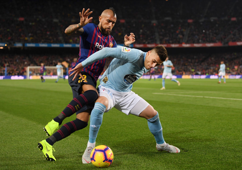 BARCELONA, SPAIN - DECEMBER 22:  Robert Mazan  of Celta Vigo is challenged by Arturo Vidal of Barcelona during the La Liga match between FC Barcelona and RC Celta de Vigo at Camp Nou on December 22, 2018 in Barcelona, Spain.  (Photo by Alex Caparros/Getty Images)