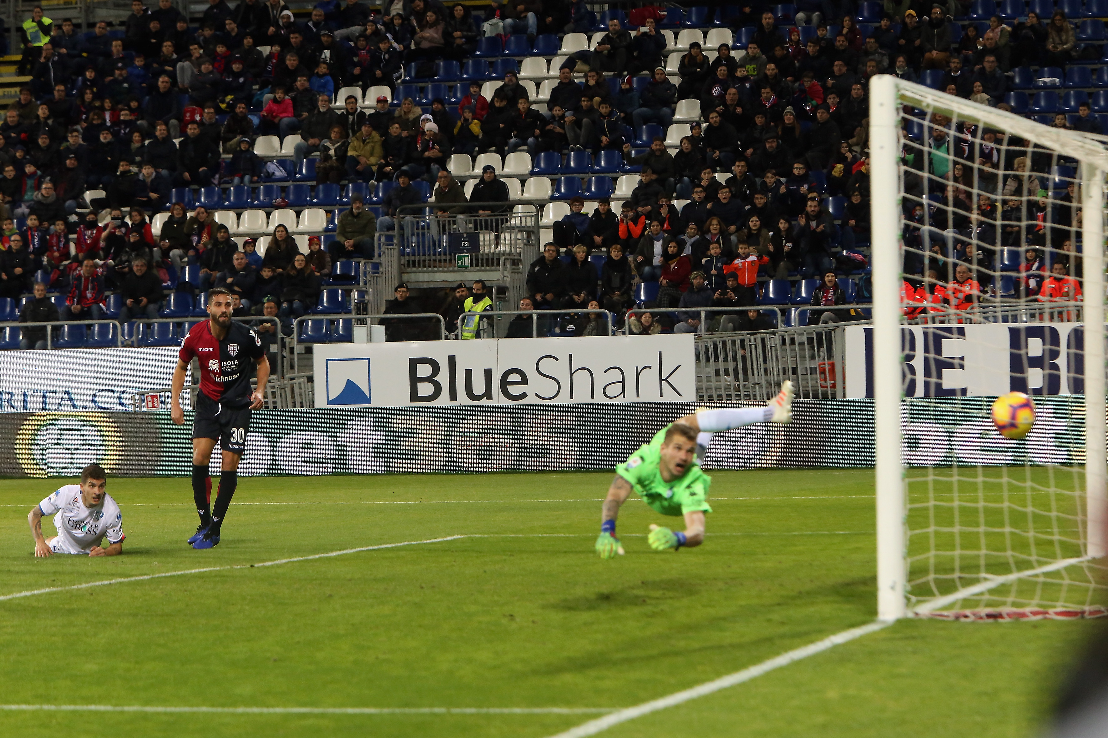 CAGLIARI, ITALY - JANUARY 20:   Leonardo Pavoletti of Cagliari scores his goal 1-0   during the Serie A match between Cagliari and Empoli at Sardegna Arena on January 20, 2019 in Cagliari, Italy.  (Photo by Enrico Locci/Getty Images)