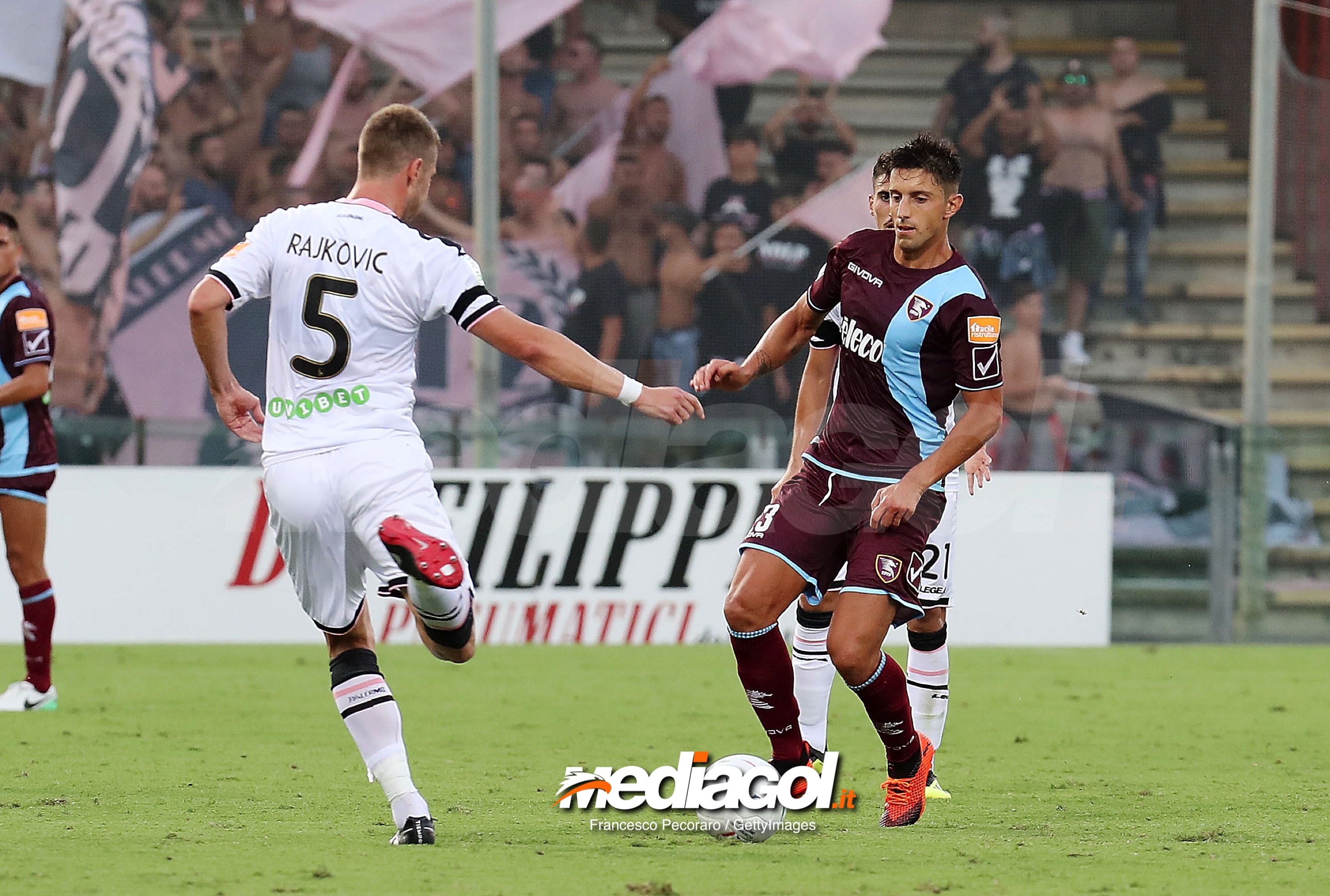 SALERNO, ITALY - AUGUST 25: Player of US Salernitana Luca Castiglia vies with US Citta di Palermo player Slobodan Rajkovic during the Serie B match between US Salernitana and US Citta di Palermo on August 25, 2018 in Salerno, Italy.  (Photo by Francesco Pecoraro/Getty Images)