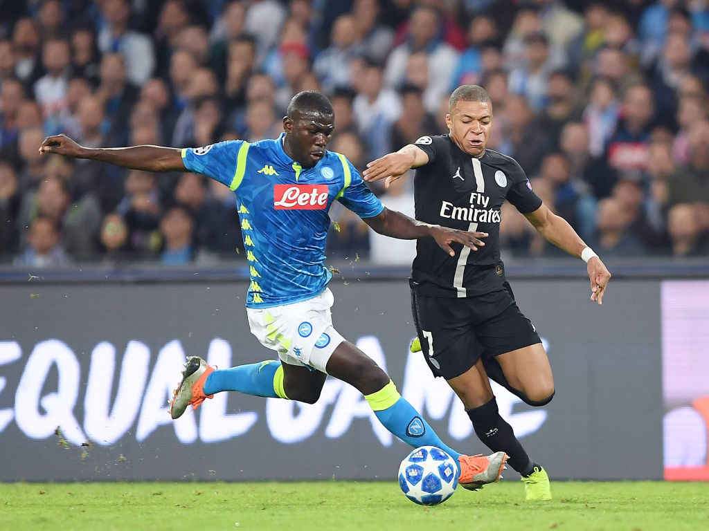 NAPLES, ITALY - NOVEMBER 06: Kalidou Koulibaly of SSC Napoli vies Kylian Mbappé of Paris Saint-Germain during the Group C match of the UEFA Champions League between SSC Napoli and Paris Saint-Germain at Stadio San Paolo on November 6, 2018 in Naples, Italy.  (Photo by Francesco Pecoraro/Getty Images)