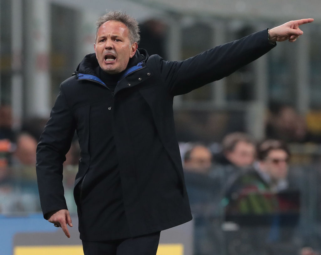 MILAN, ITALY - FEBRUARY 03:  Bologna FC coach Sinisa Mihajlovic issues instructions to his players during the Serie A match between FC Internazionale and Bologna FC at Stadio Giuseppe Meazza on February 3, 2019 in Milan, Italy.  (Photo by Emilio Andreoli/Getty Images)