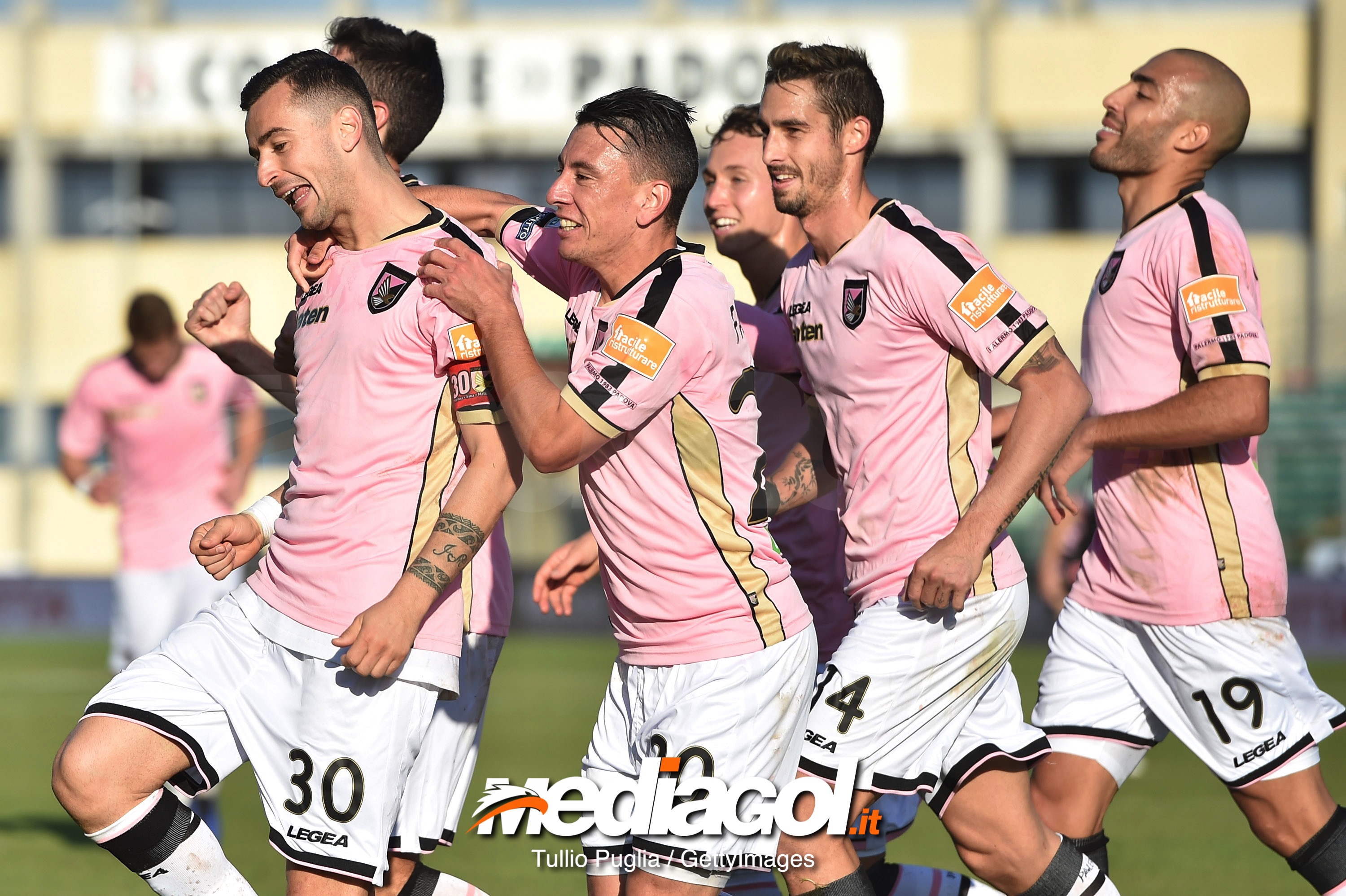 during the Serie B match between Padova and US Citta di Palermo t Stadio Euganeo on December 8, 2018 in Padova, Italy.