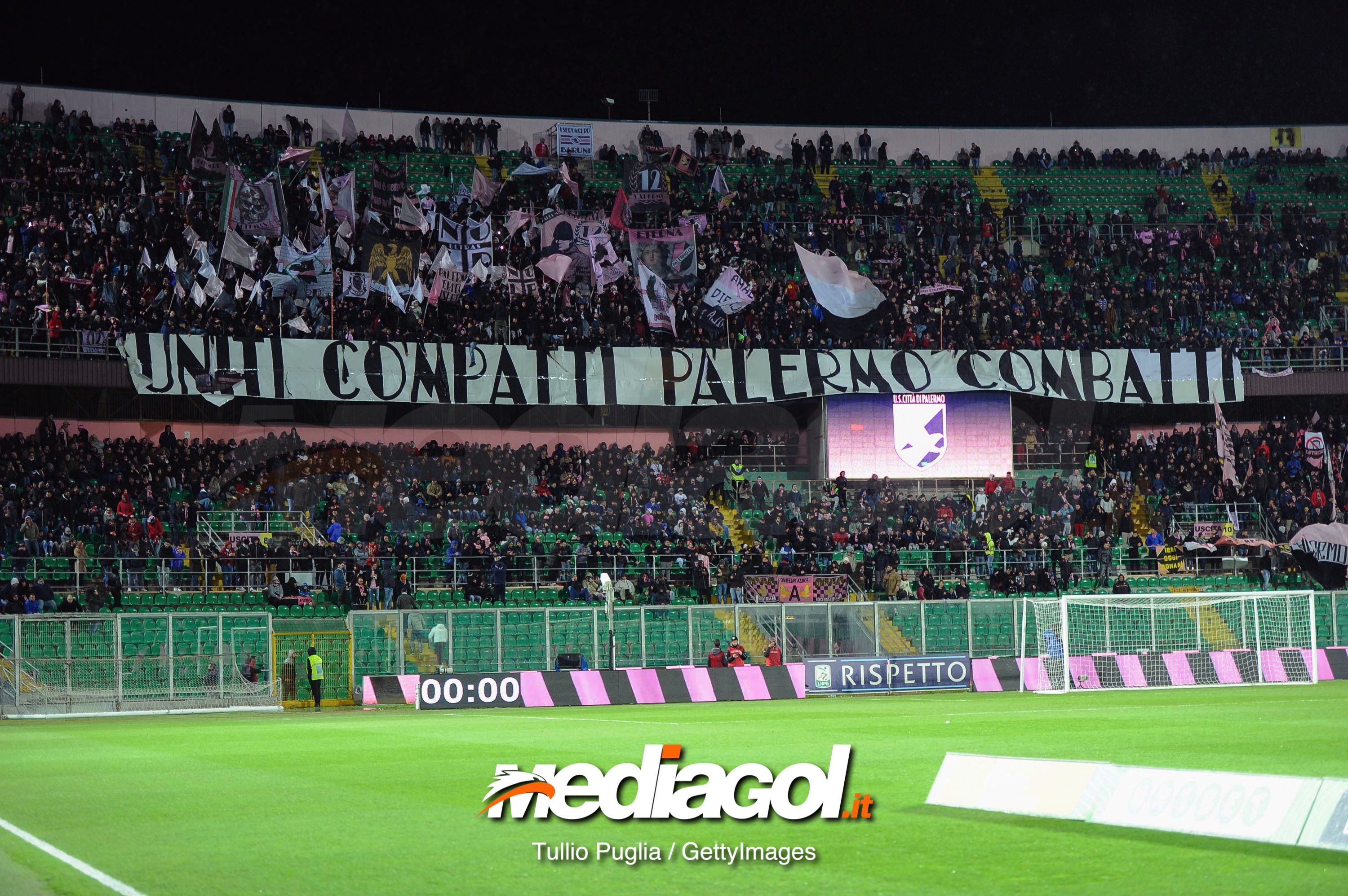 PALERMO, ITALY - FEBRUARY 15: Fans of Palermo show their support during the Serie B match between US Citta di Palermo and Brescia at Stadio Renzo Barbera on February 15, 2019 in Palermo, Italy. (Photo by Getty Images/Getty Images)