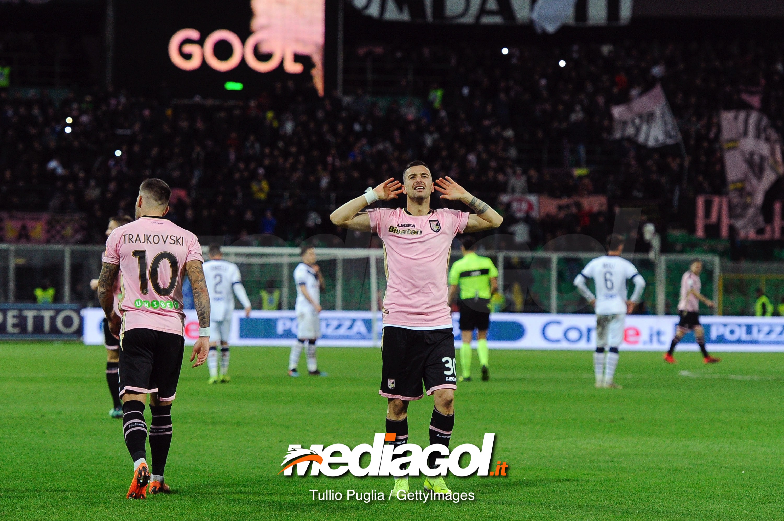 PALERMO, ITALY - FEBRUARY 15: Ilija Nestorovski of Palermo celebrates after scoring the opening goal during the Serie B match between US Citta di Palermo and Brescia at Stadio Renzo Barbera on February 15, 2019 in Palermo, Italy. (Photo by Getty Images/Getty Images)