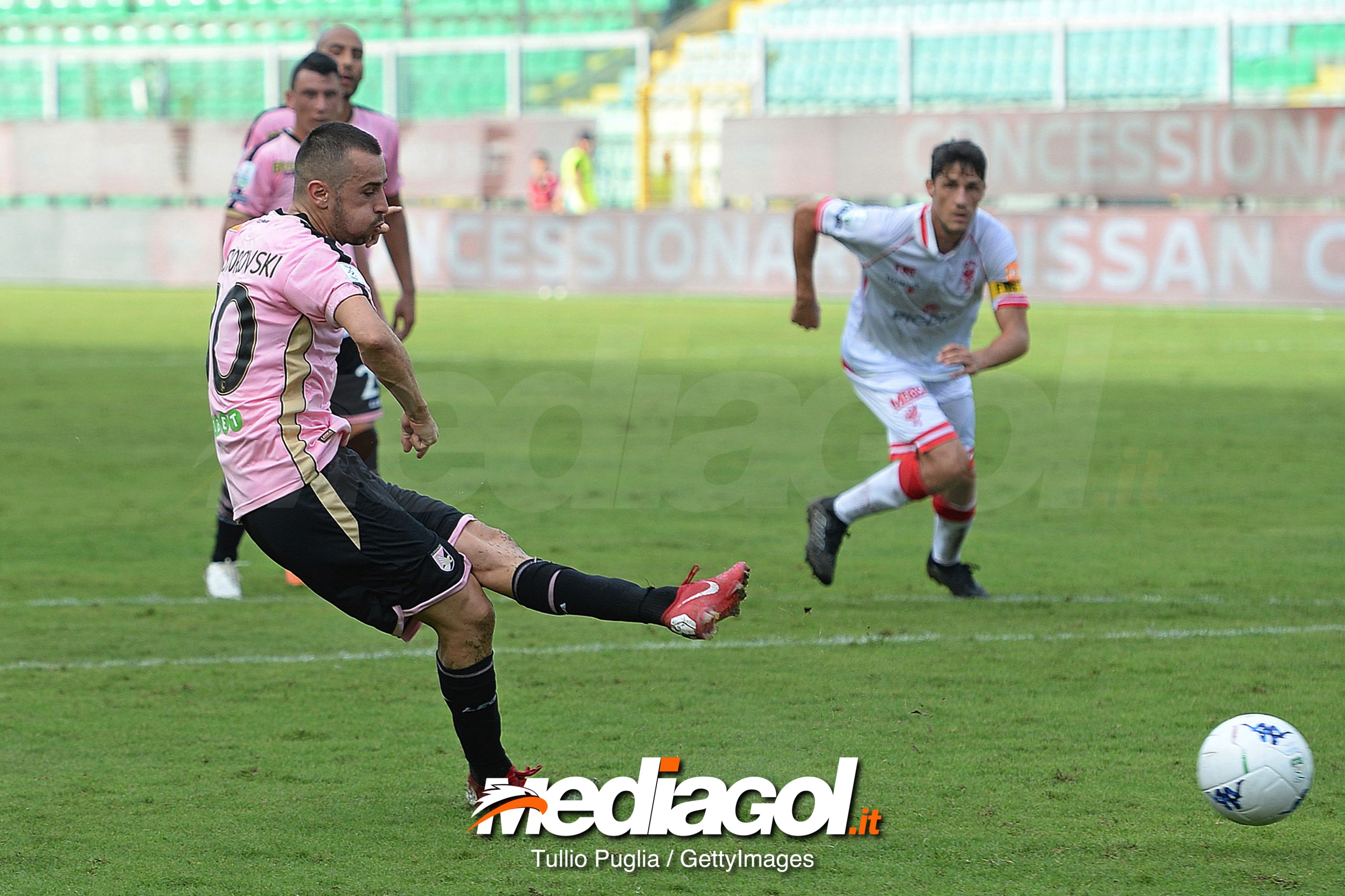 PALERMO, ITALY - SEPTEMBER 22:  Ilija Nestorovski of Palermo scores a penalty (4-0) during the Serie B match between Palermo and Perugia at Stadio Renzo Barbera on September 22, 2018 in Palermo, Italy.  (Photo by Tullio M. Puglia/Getty Images)