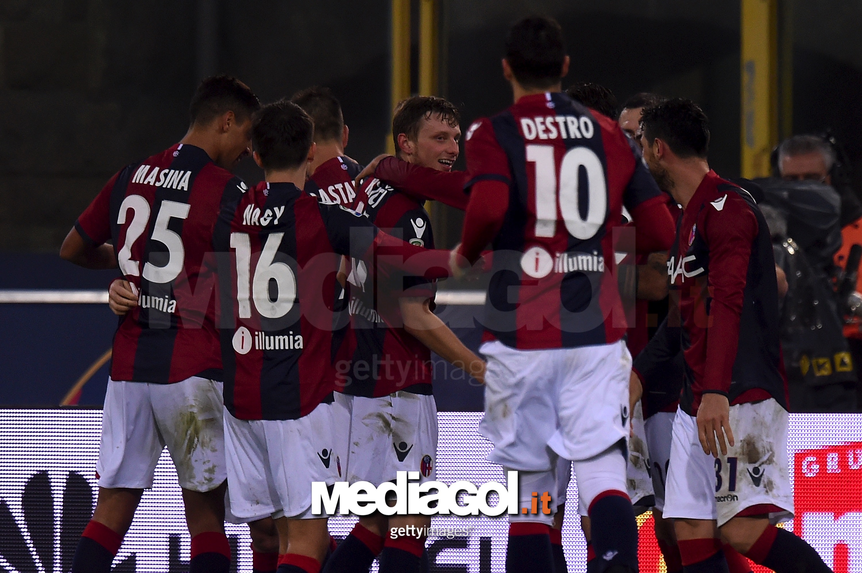 BOLOGNA, ITALY - NOVEMBER 20:  Federico Viviani of Bologna celebrates with team mates after scoring his team's third goal during the Serie A match between Bologna FC and US Citta di Palermo at Stadio Renato Dall'Ara on November 20, 2016 in Bologna, Italy.  (Photo by Tullio M. Puglia/Getty Images)