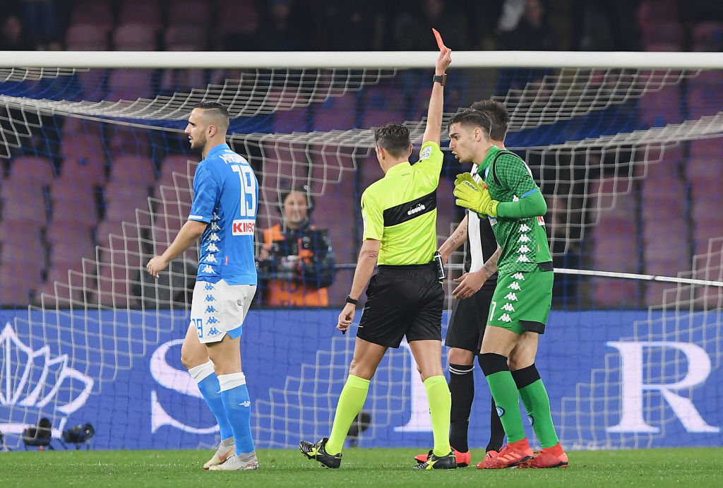 NAPLES, ITALY - MARCH 03:  Referee Gianluca Rocchi shows the red card to Alex Meret of SSC Napoli during the Serie A match between SSC Napoli and Juventus at Stadio San Paolo on March 3, 2019 in Naples, Italy.  (Photo by Francesco Pecoraro/Getty Images)