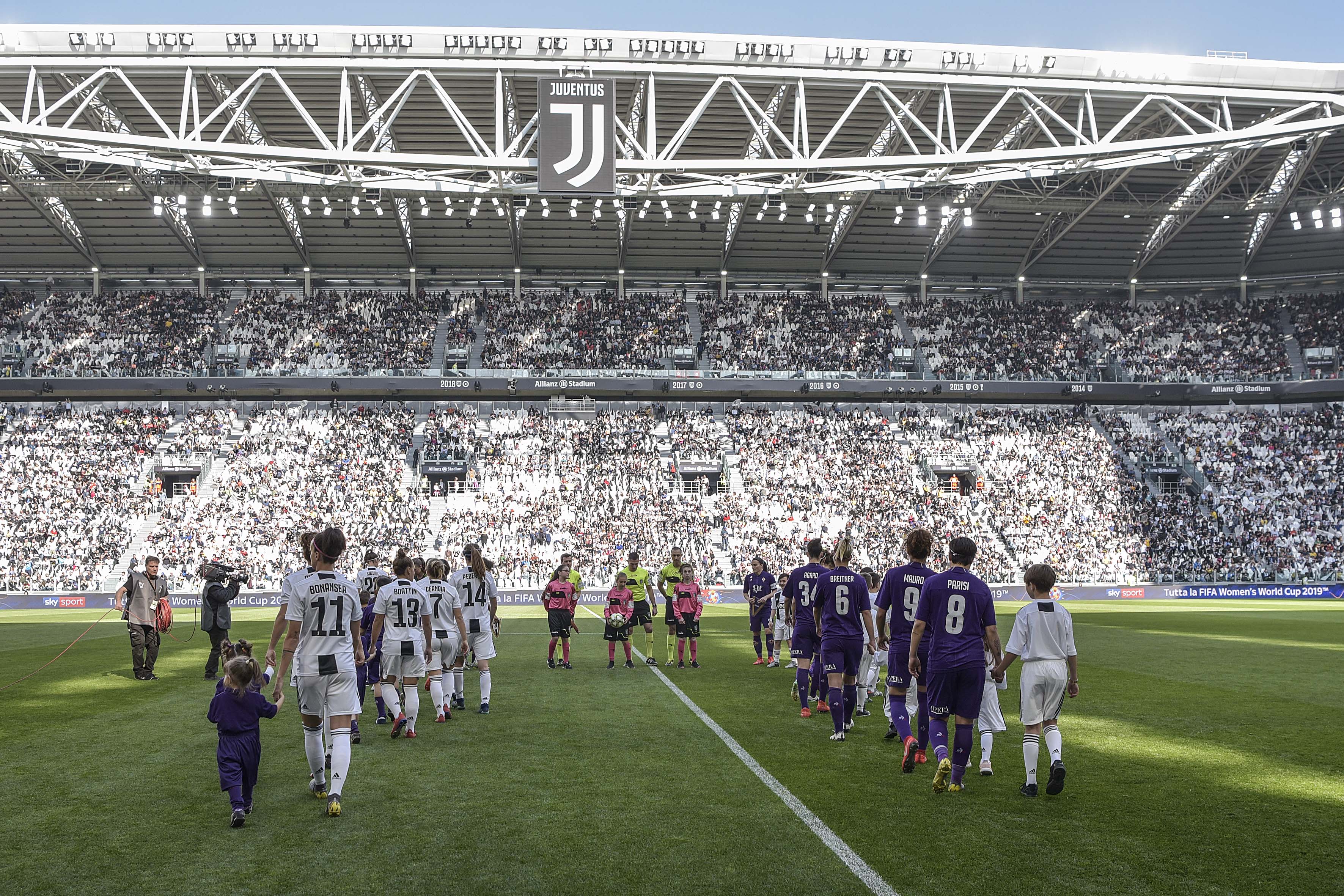 TURIN, ITALY - MARCH 24: team entrance during the Women Serie A match between Juventus and ACF Fiorentina at Allianz Stadium on March 24, 2019 in Turin, Italy.  (Photo by Daniele Badolato - Juventus FC/Juventus FC via Getty Images)