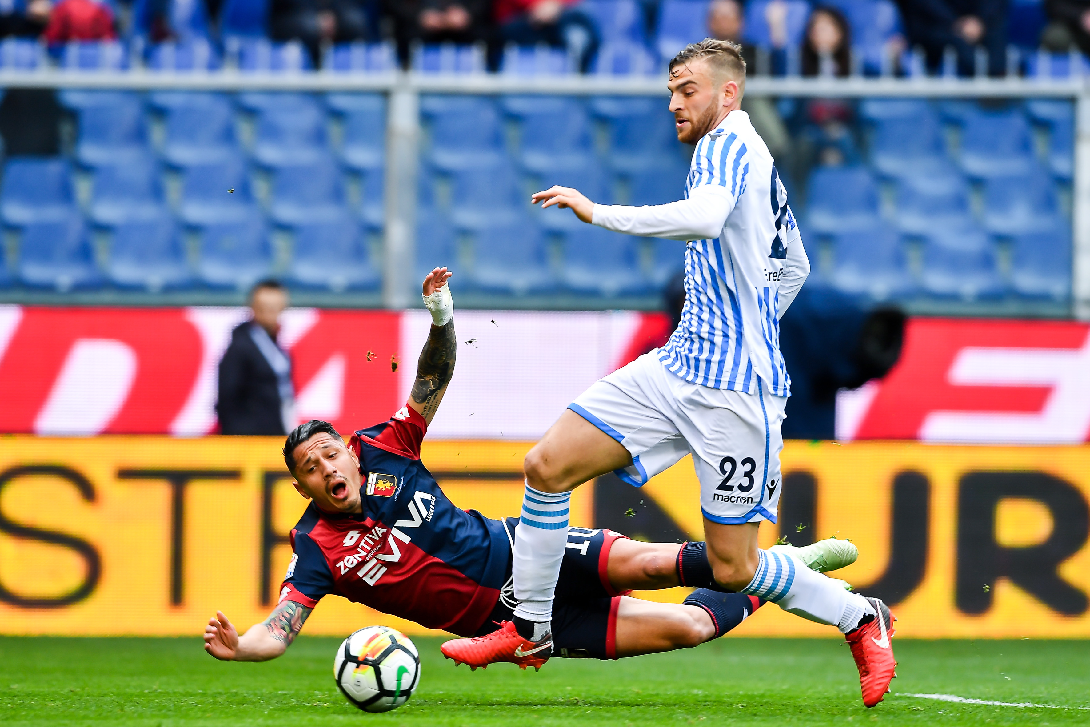 GENOA, ITALY - MARCH 31: Francesco Vicari of Spal tackles Gianluca Lapadula of Genoa who will be given a penalty kick during the serie A match between Genoa CFC and Spal at Stadio Luigi Ferraris on March 31, 2018 in Genoa, Italy. (Photo by Paolo Rattini/Getty Images)