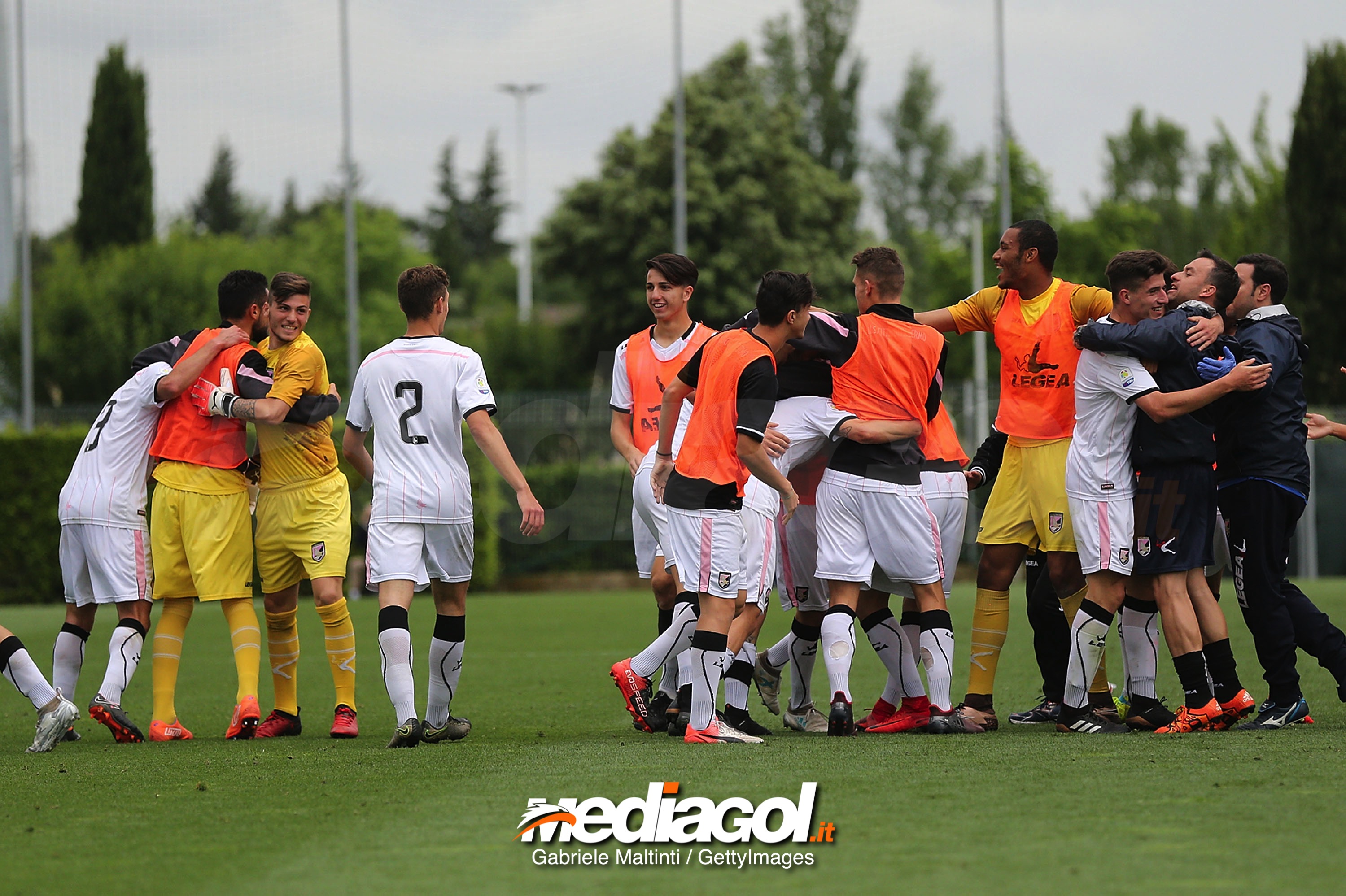 FLORENCE, ITALY - MAY 16: US Citta' di Palermo players celebrate a goal scored by Kevin Cannavo' during the SuperCoppa primavera 2 match between Novara U19 and US Citta di Palermo U19 at Centro Tecnico Federale di Coverciano on May 16, 2018 in Florence, Italy.  (Photo by Gabriele Maltinti/Getty Images)