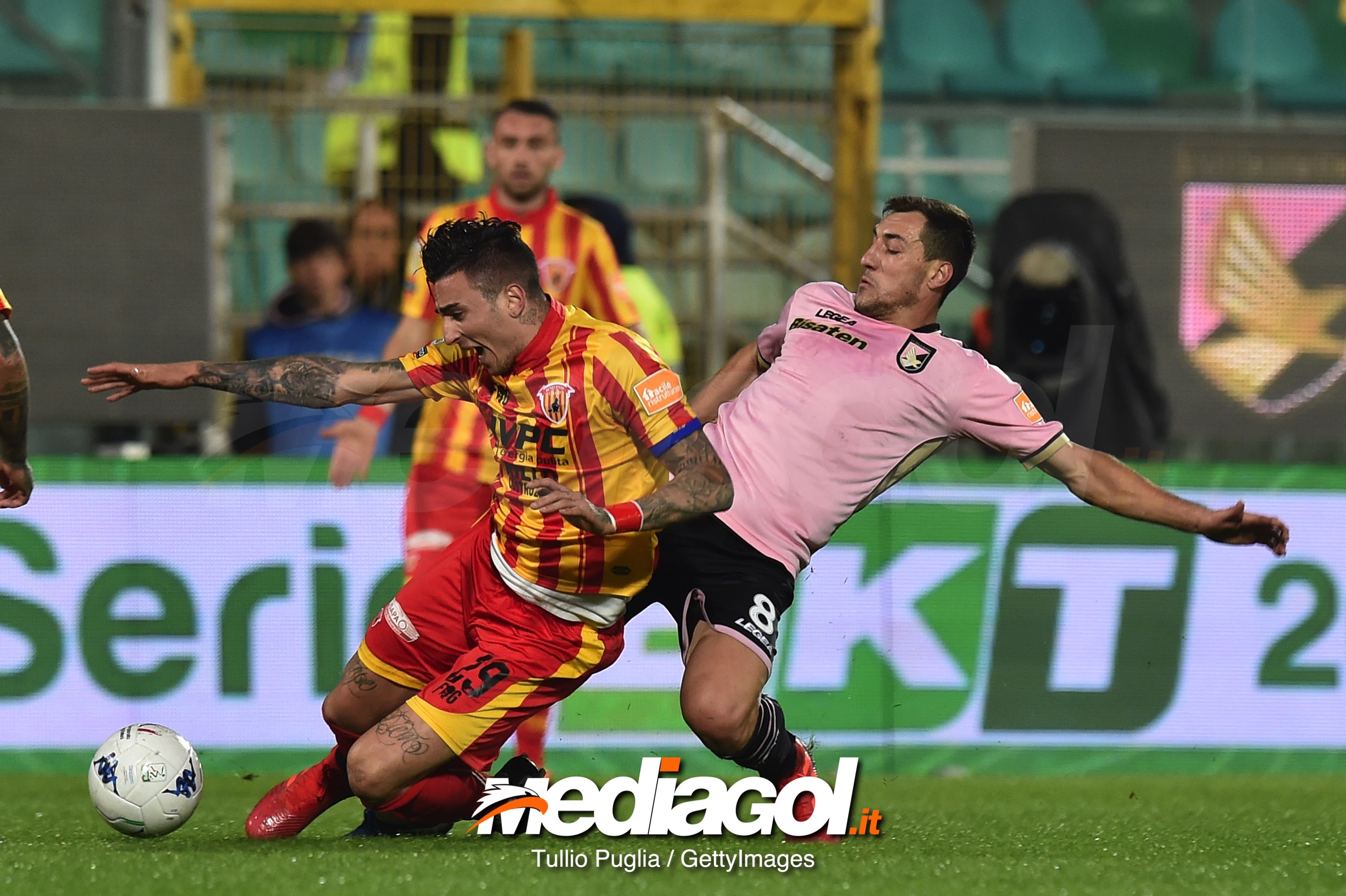 during the Serie B match between US Citta di Palermo and Benevento Calcio at Stadio Renzo Barbera on November 30, 2018 in Palermo, Italy.