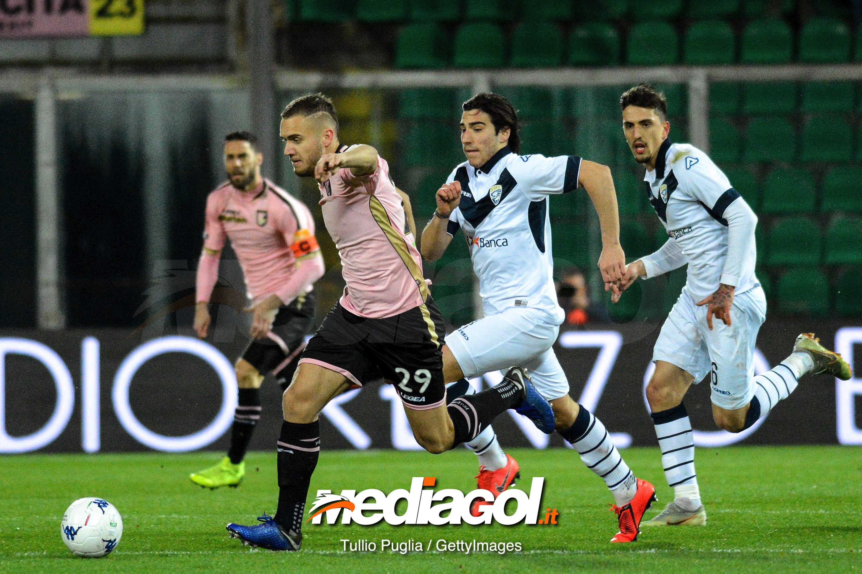 PALERMO, ITALY - FEBRUARY 15: George Puscas (L) of Palermo is challenged by Sandro Tonali of Brescia during the Serie B match between US Citta di Palermo and Brescia at Stadio Renzo Barbera on February 15, 2019 in Palermo, Italy. (Photo by Getty Images/Getty Images)