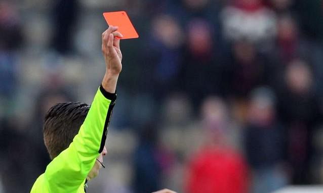 60-arbitro-calcio-direttore-gara-espulsione