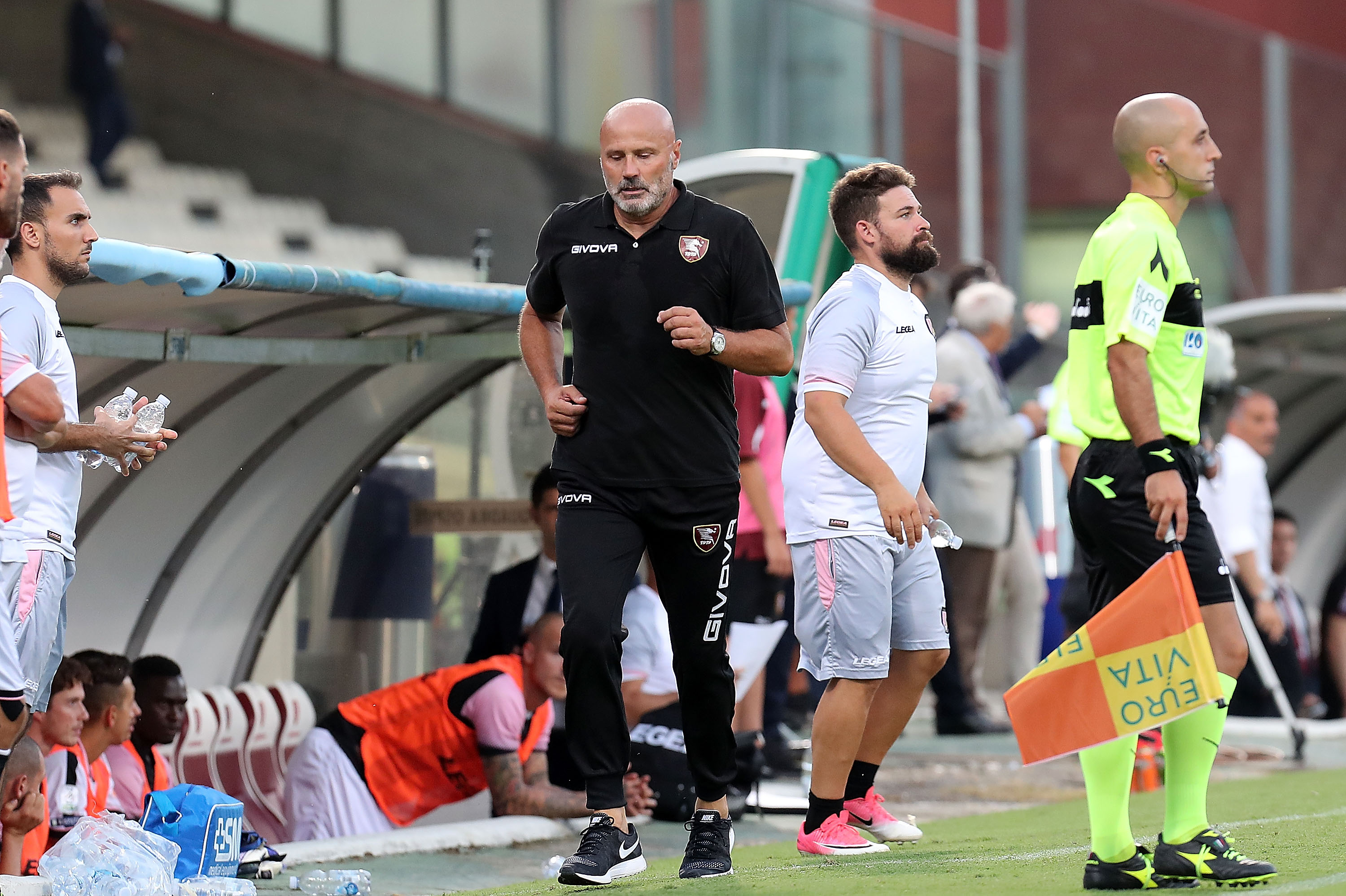 SALERNO, ITALY - AUGUST 25:  Coach of US Salernitana Stefano Colantuono is expelled from the pitch during the Serie B match between US Salernitana and US Citta di Palermo on August 25, 2018 in Salerno, Italy.  (Photo by Francesco Pecoraro/Getty Images)