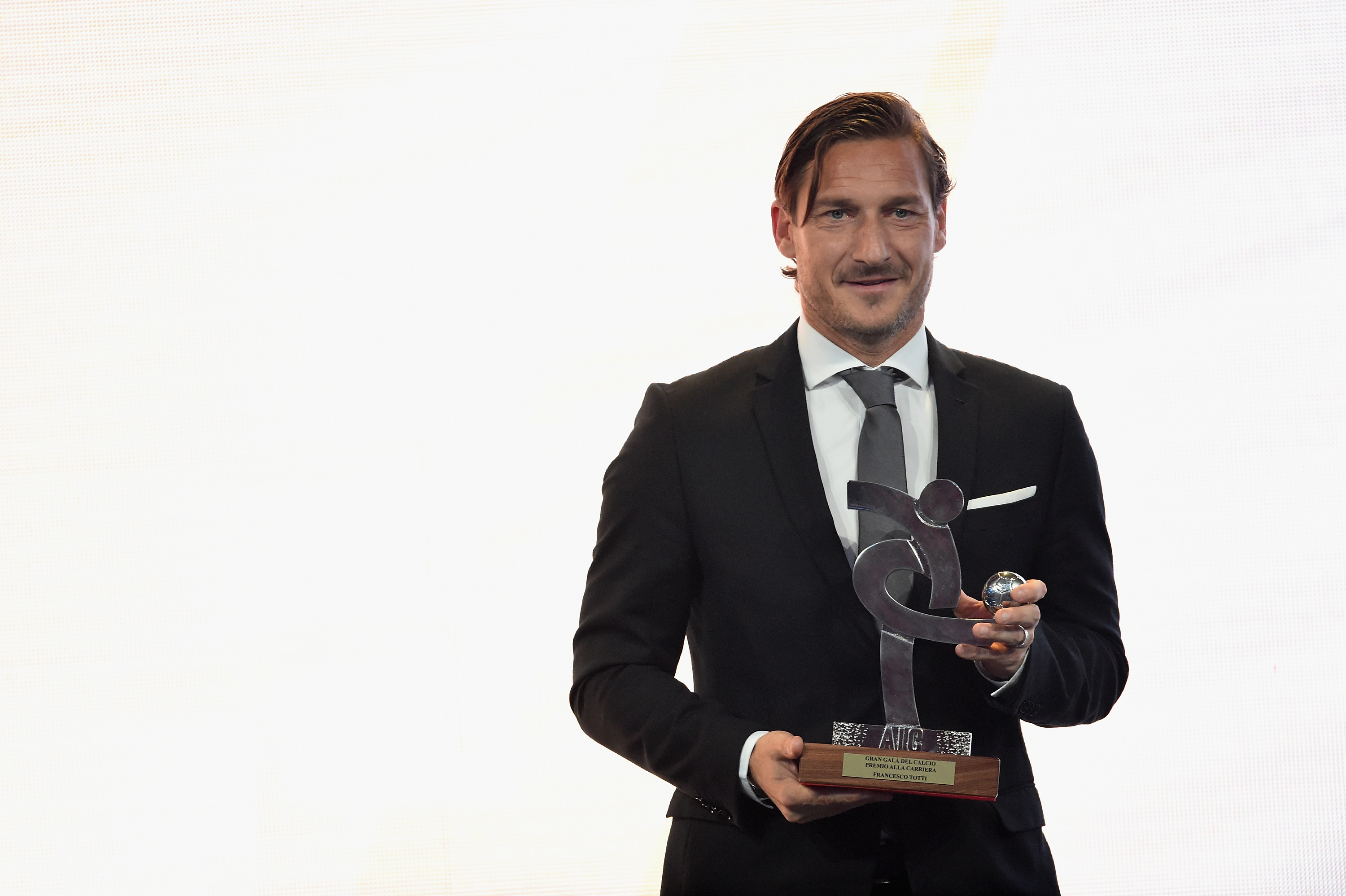 MILAN, ITALY - DECEMBER 03:  Francesco Totti receives the 'Oscar Del Calcio AIC' Italian Football Awards on December 3, 2018 in Milan, Italy.  (Photo by Pier Marco Tacca/Getty Images)