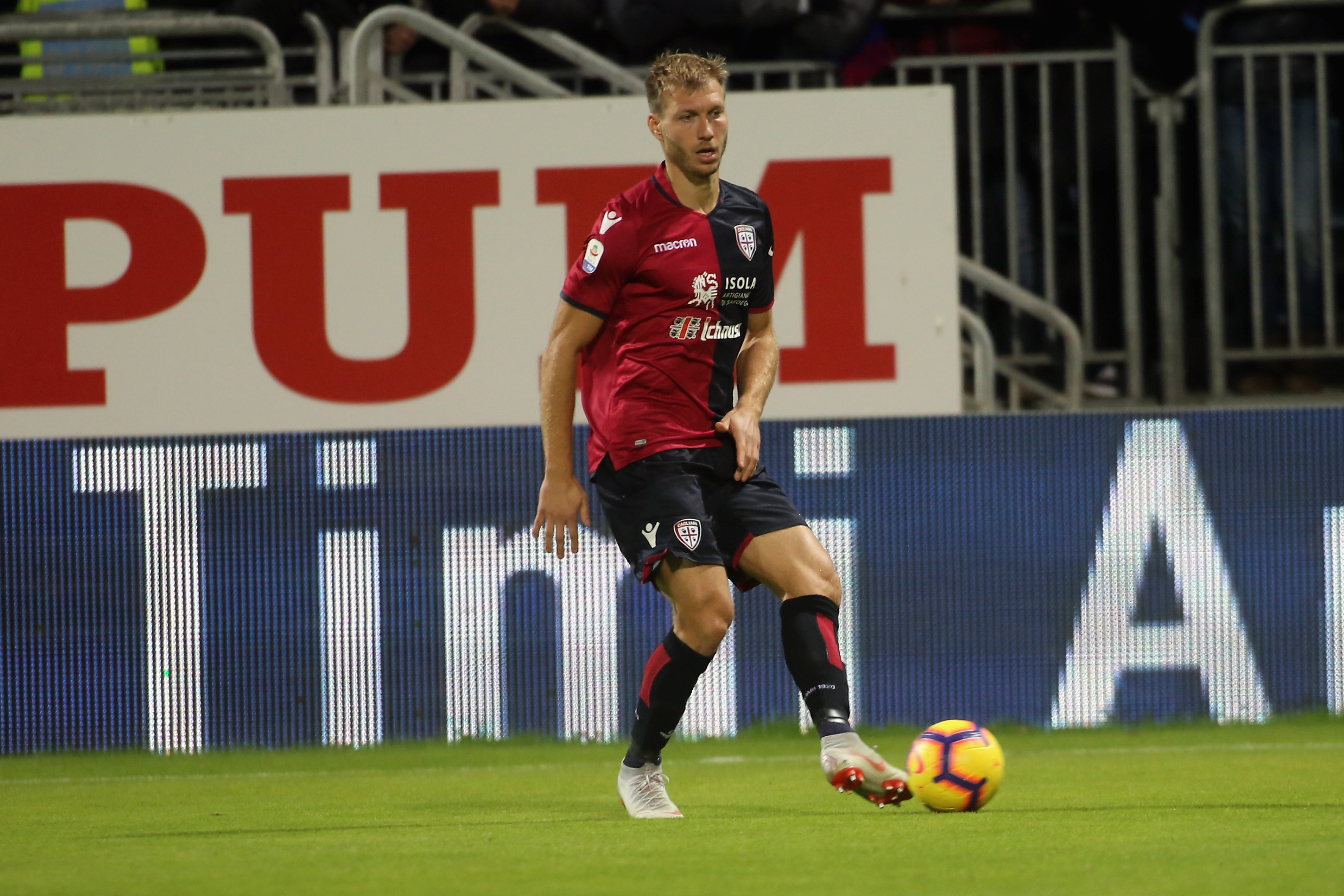 CAGLIARI, ITALY - DECEMBER 16:  Ragnar Klavan of Cagliari in action  during the Serie A match between Cagliari and SSC Napoli at Sardegna Arena on December 16, 2018 in Cagliari, Italy.  (Photo by Enrico Locci/Getty Images)