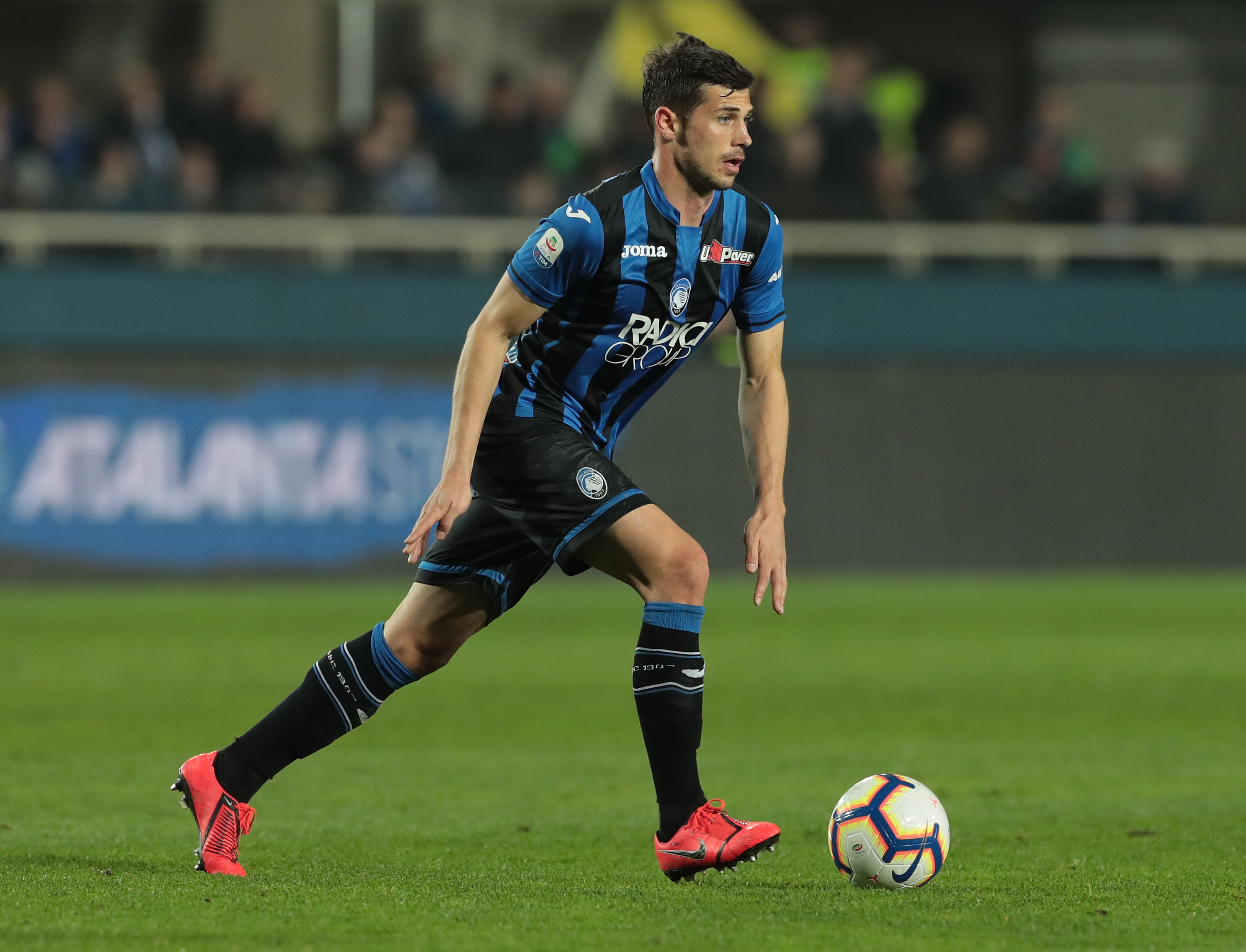 BERGAMO, ITALY - MARCH 03:  Remo Freuler of Atalanta BC in action during the Serie A match between Atalanta BC and ACF Fiorentina at Stadio Atleti Azzurri d'Italia on March 3, 2019 in Bergamo, Italy.  (Photo by Emilio Andreoli/Getty Images)