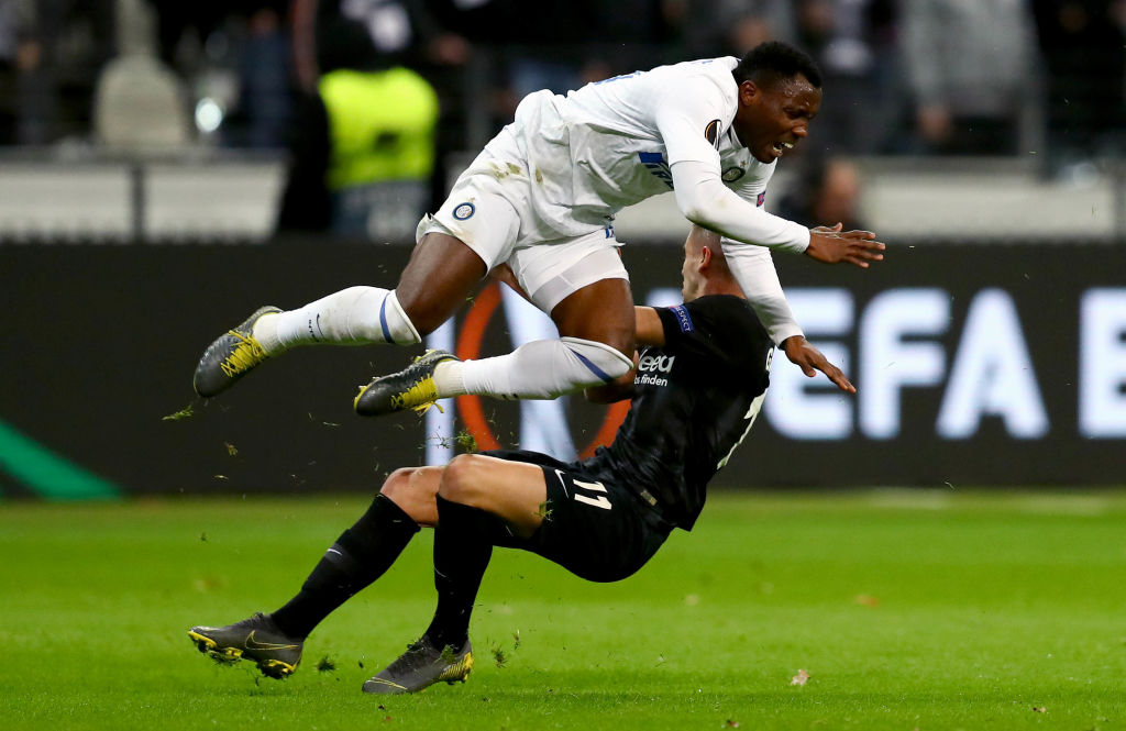 FRANKFURT AM MAIN, GERMANY - MARCH 07: Mijat Gacinovic of Eintracht Frankfurt battles for possession with by Kwadwo Asamoah of FC Internazionale during the UEFA Europa League Round of 16 First Leg match between Eintracht Frankfurt and FC Internazionale at Commerzbank-Arena on March 07, 2019 in Frankfurt am Main, Germany. (Photo by Maja Hitij/Getty Images)