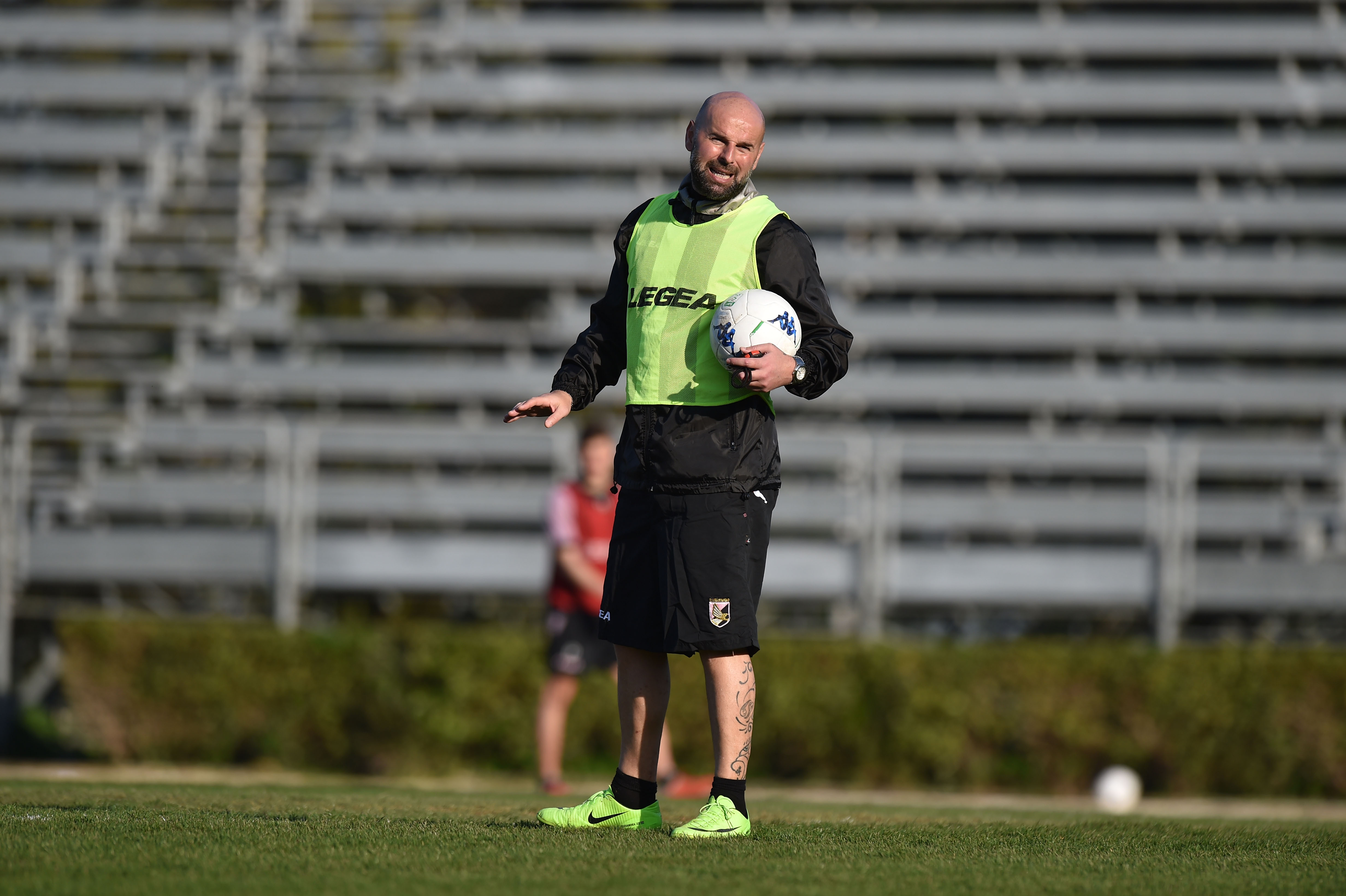 PALERMO, ITALY - MARCH 06: Head coach Robertro Stellone leads a US Citta' di Palermo training session at Tenente Carmelo Onorato Sports Center on March 06, 2019 in Palermo, Italy. (Photo by Tullio M. Puglia/Getty Images)