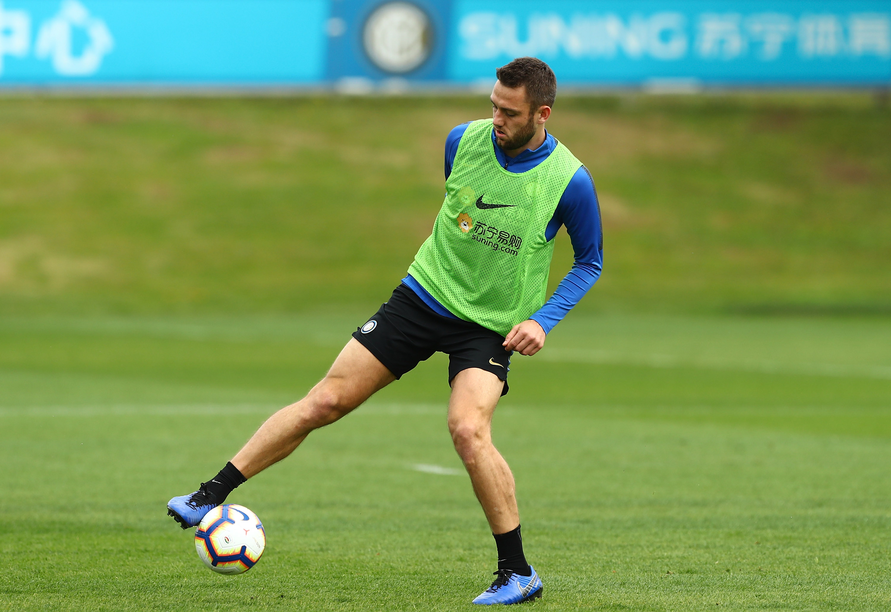 COMO, ITALY - APRIL 12:  Stefan De Vrij of FC Internazionale in action during the FC Internazionale training session at the club's training ground Suning Training Center in memory of Angelo Moratti on April 12, 2019 in Como, Italy.  (Photo by Marco Luzzani - Inter/Inter via Getty Images)