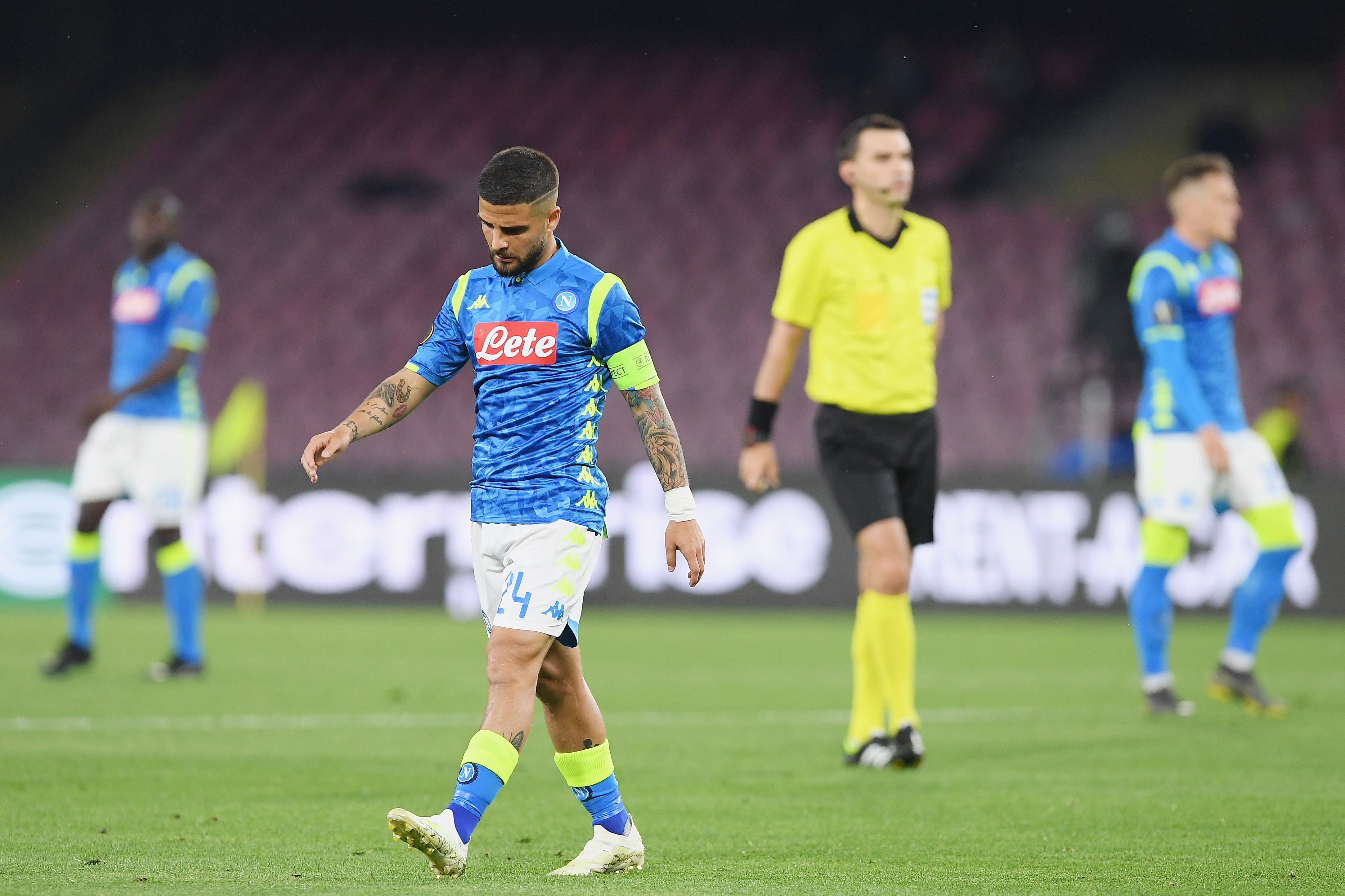 NAPLES, ITALY - APRIL 18: Lorenzo Insigne of SSC Napoli stands disappointed during the UEFA Europa League Quarter Final Second Leg match between S.S.C. Napoli and Arsenal at  Stadio San Paolo on April 18, 2019 in Naples, Italy.  (Photo by Francesco Pecoraro/Getty Images)