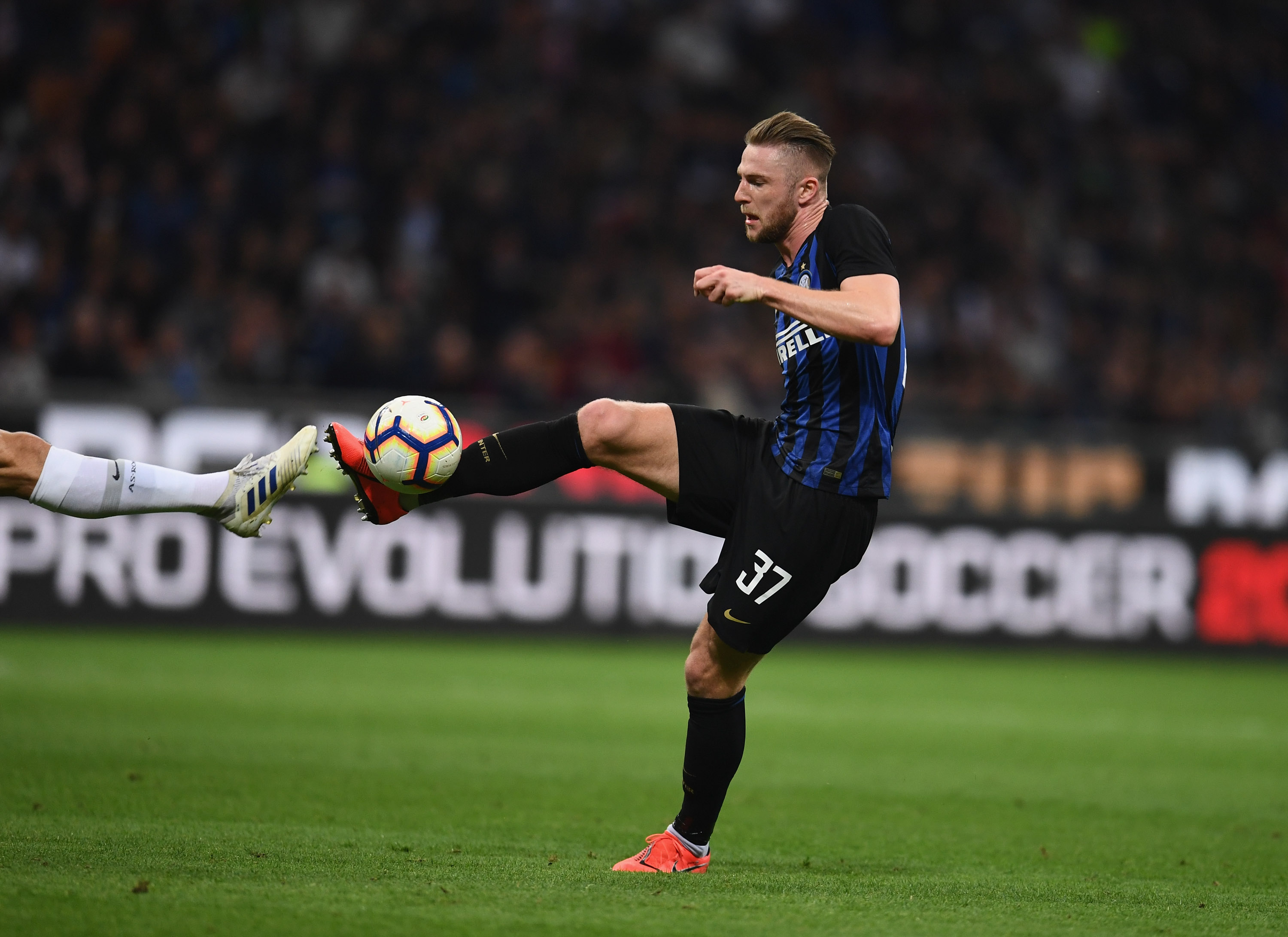 MILAN, ITALY - APRIL 20:  Milan Skriniar of FC Internazionale in action during the Serie A match between FC Internazionale and AS Roma at Stadio Giuseppe Meazza on April 20, 2019 in Milan, Italy.  (Photo by Claudio Villa - Inter/Inter via Getty Images)