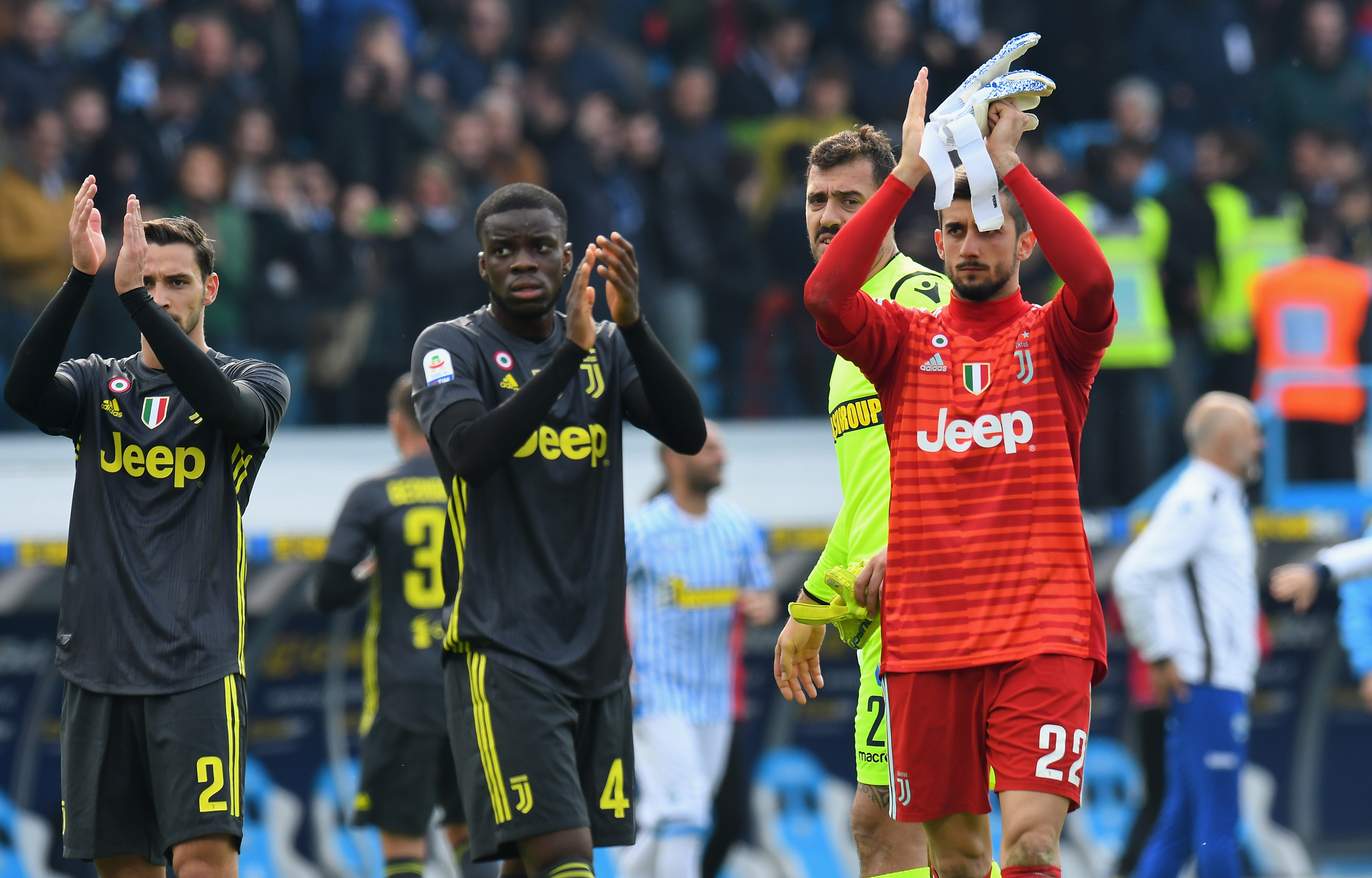FERRARA, ITALY - APRIL 13: Juventus players Mattia De Sciglio, Stephy Mavididi and Mattia Perin during the Serie A match between SPAL and Juventus at Stadio Paolo Mazza on April 13, 2019 in Ferrara, Italy. (Photo by Juventus FC/Juventus FC via Getty Images)