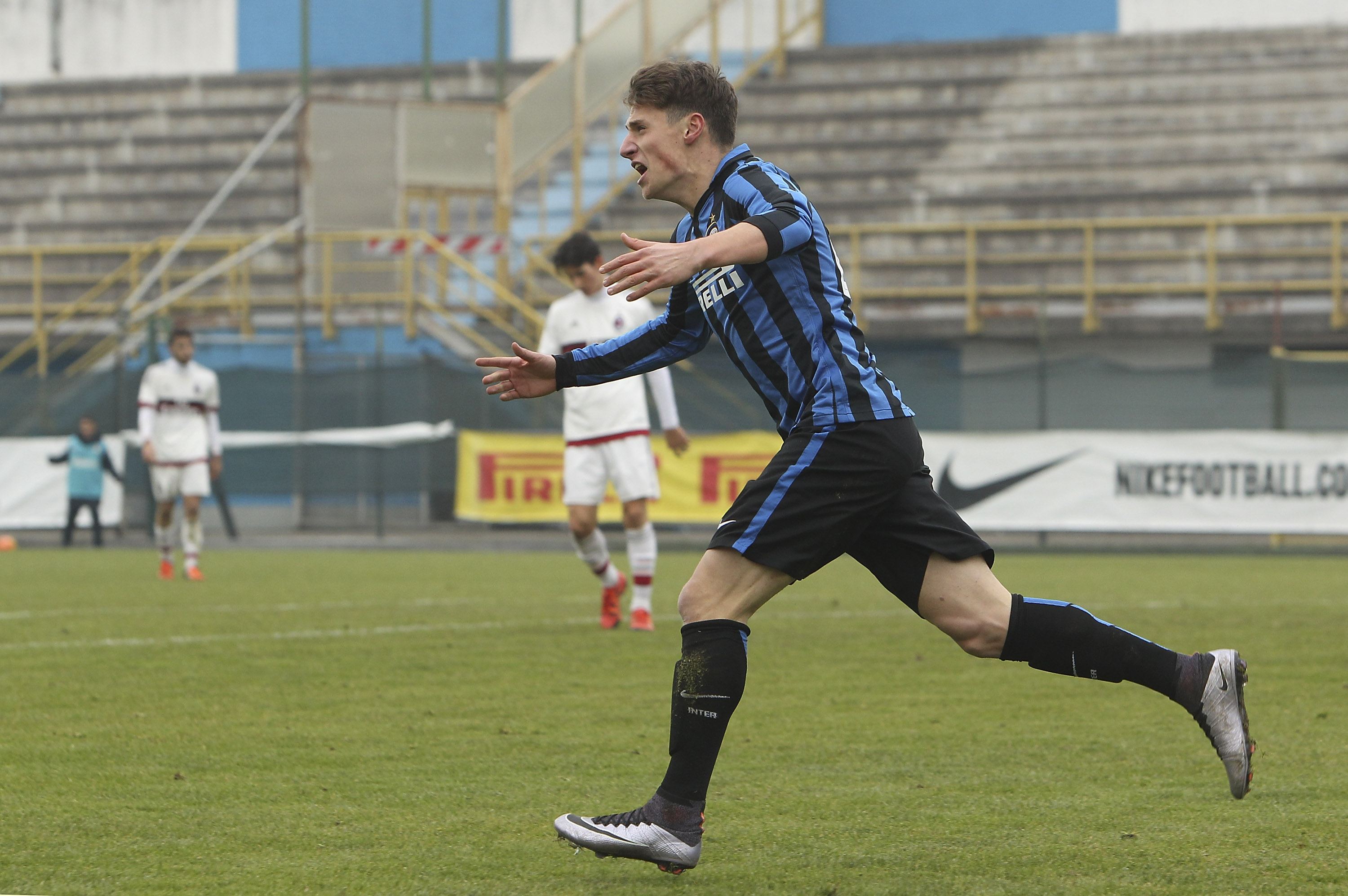 SESTO SAN GIOVANNI, ITALY - DECEMBER 13:  Andrea Pinamonti (C) of FC Internazionale Milano celebrates his goal during the juvenile match between FC Internazionale and AC Milan at Stadio Breda on December 13, 2015 in Sesto San Giovanni, Italy.  (Photo by Marco Luzzani - Inter/Inter via Getty Images)