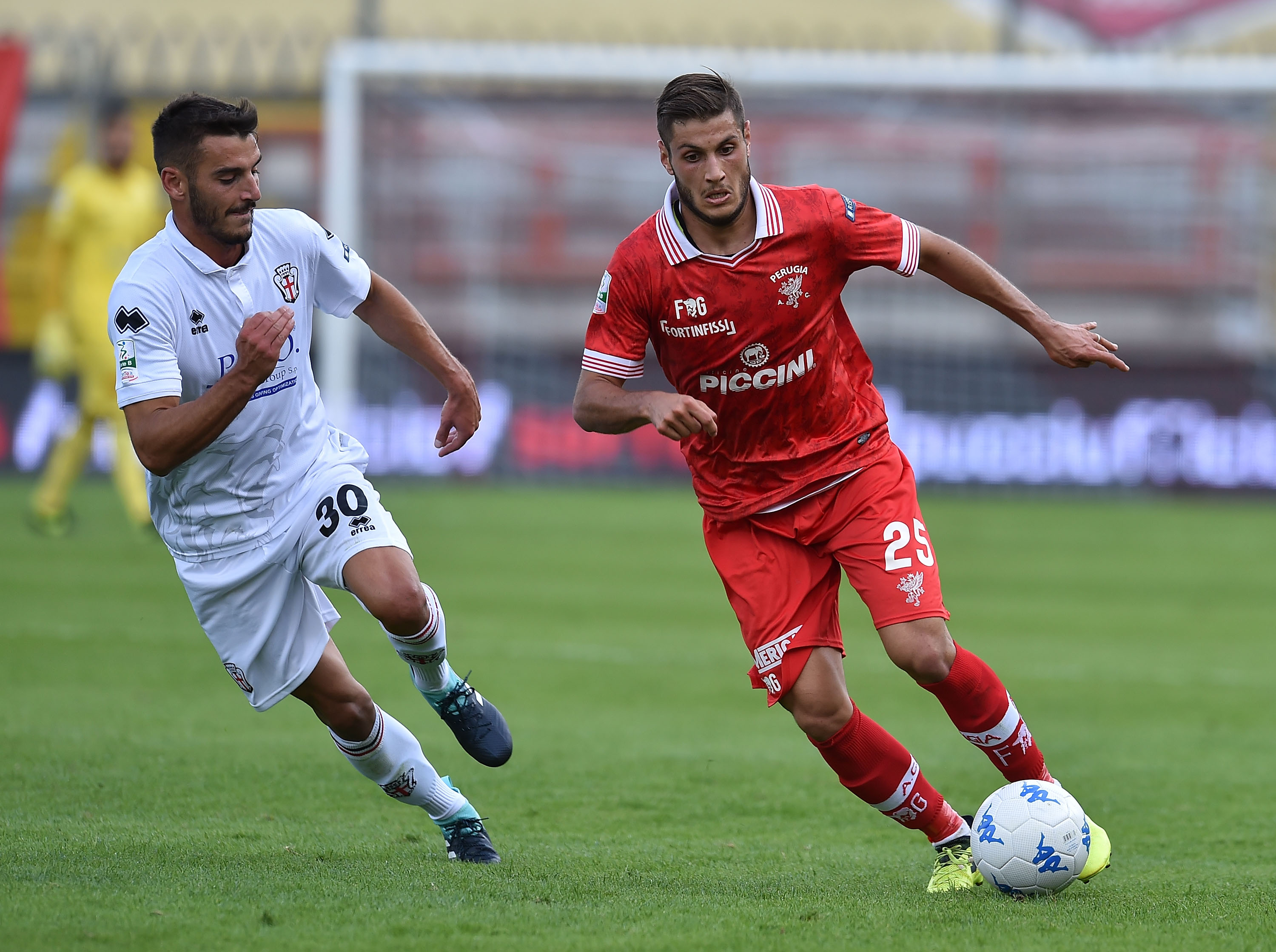 PERUGIA, ITALY - OCTOBER 08: Giuseppe Vives of Pro Vercelli and Filippo Falco of AC Perugia in action during the Serie B match between AC Perugia and Pro Vercelli at Stadio Renato Curi on October 8, 2017 in Perugia, Italy.  (Photo by Giuseppe Bellini/Getty Images)