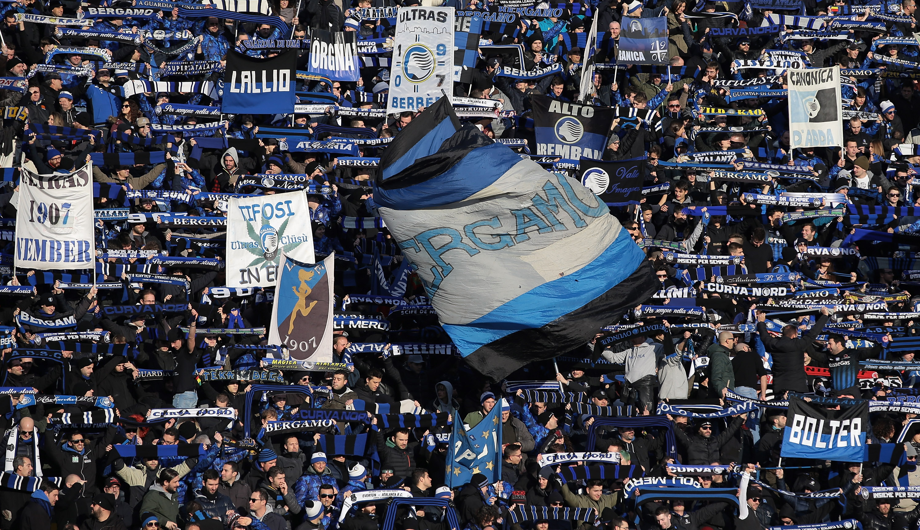 BERGAMO, ITALY - DECEMBER 30:  Atalanta BC fans show their support during the serie A match between Atalanta BC and Cagliari Calcio at Stadio Atleti Azzurri d'Italia on December 30, 2017 in Bergamo, Italy.  (Photo by Emilio Andreoli/Getty Images)