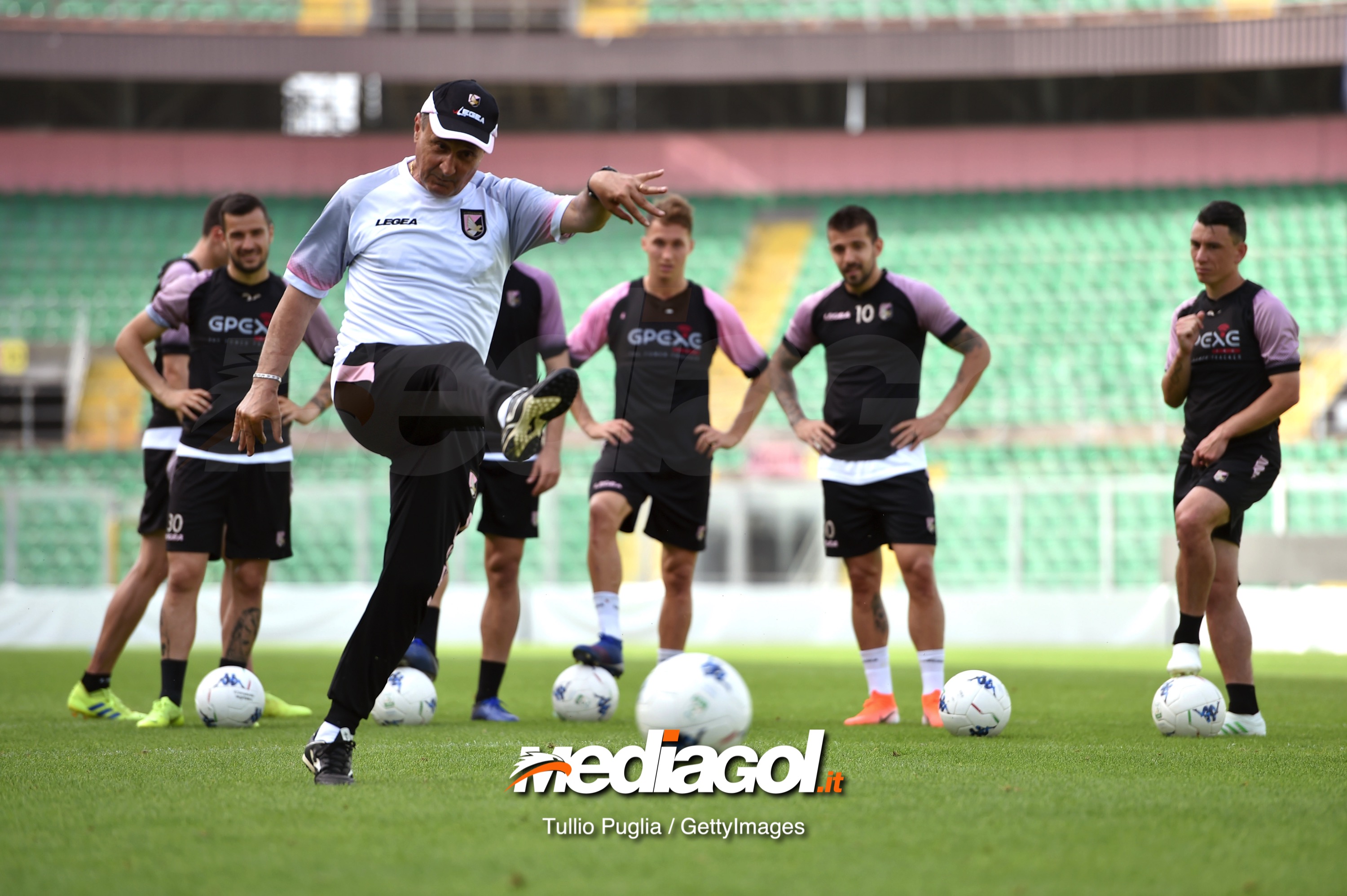 PALERMO, ITALY - APRIL 25:  Head coach Delio Rossi of US Citta' di Palermo, in actyion during a training session at Stadio Renzo Barbera on April 25, 2019 in Palermo, Italy. (Photo by Tullio M. Puglia/Getty Images)