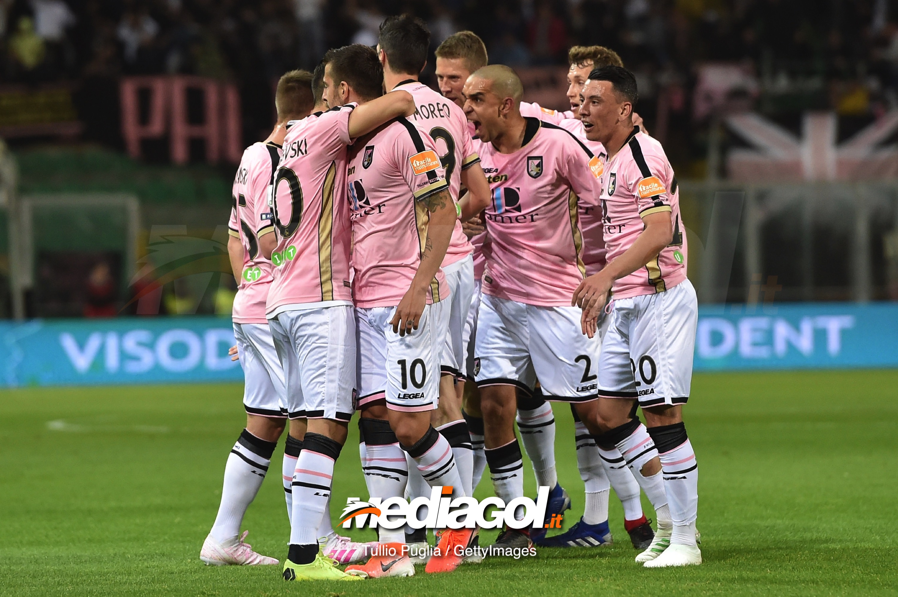 PALERMO, ITALY - APRIL 22: Aleksandar Trajkovski of Palermo celebrates after scoring the opening goal during the Serie B match between US Citta di Palermo and Padova at Stadio Renzo Barbera on April 22, 2019 in Palermo, Italy. (Photo by Tullio M. Puglia/Getty Images)