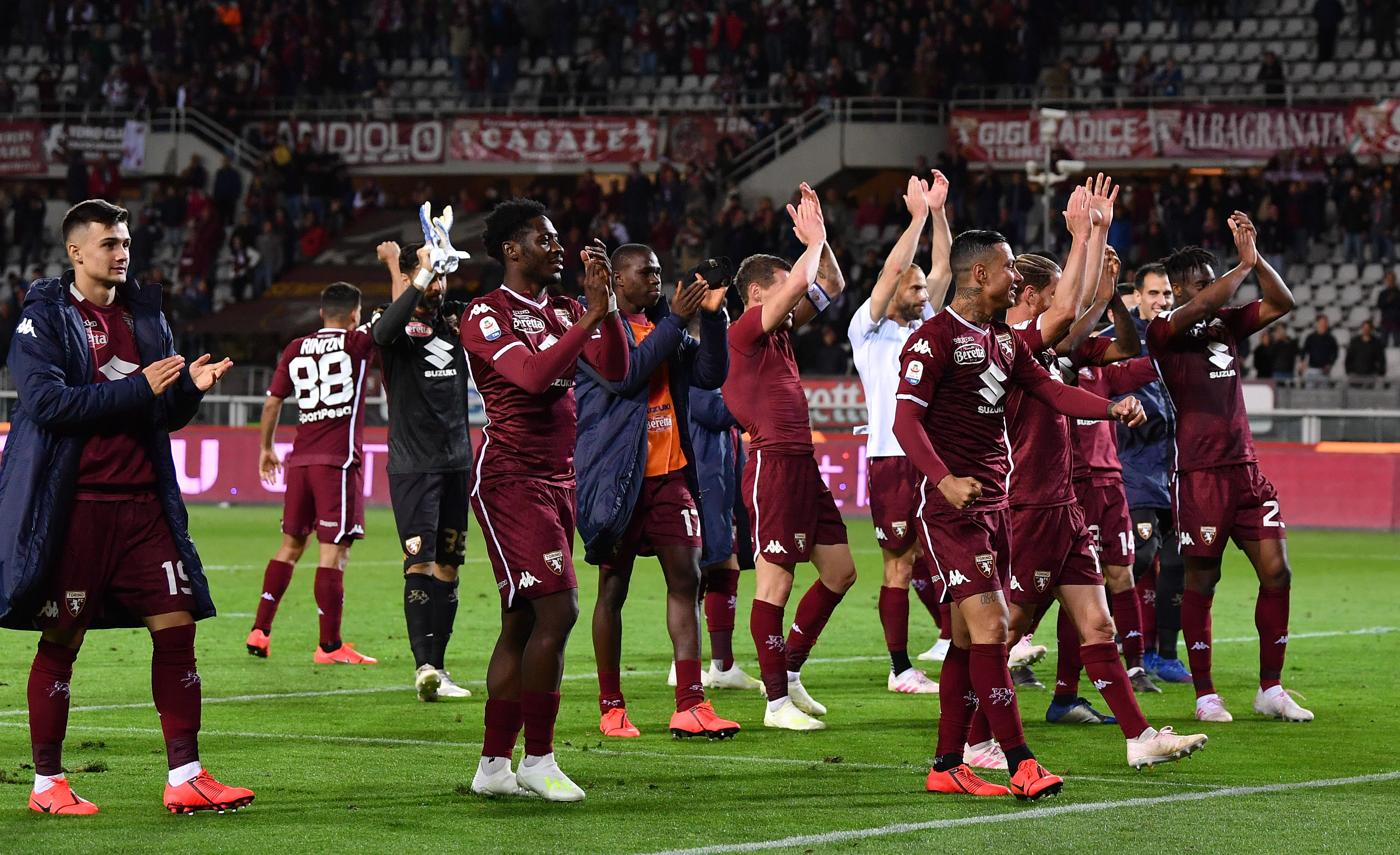 TURIN, ITALY - APRIL 28:  Team of Torino FC celebrate victory at the end of the Serie A match between Torino FC and AC Milan at Stadio Olimpico di Torino on April 28, 2019 in Turin, Italy.  (Photo by Valerio Pennicino/Getty Images)