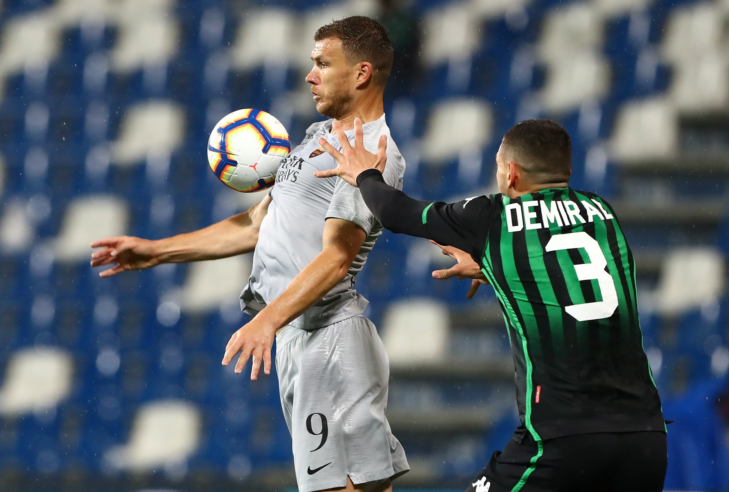 REGGIO NELL'EMILIA, ITALY - MAY 18:  Edin Dzeko of AS Roma competes for the ball with Merih Demiral of US Sassuolo during the Serie A match between US Sassuolo and AS Roma at Mapei Stadium - Citta' del Tricolore on May 18, 2019 in Reggio nell'Emilia, Italy.  (Photo by Marco Luzzani/Getty Images)