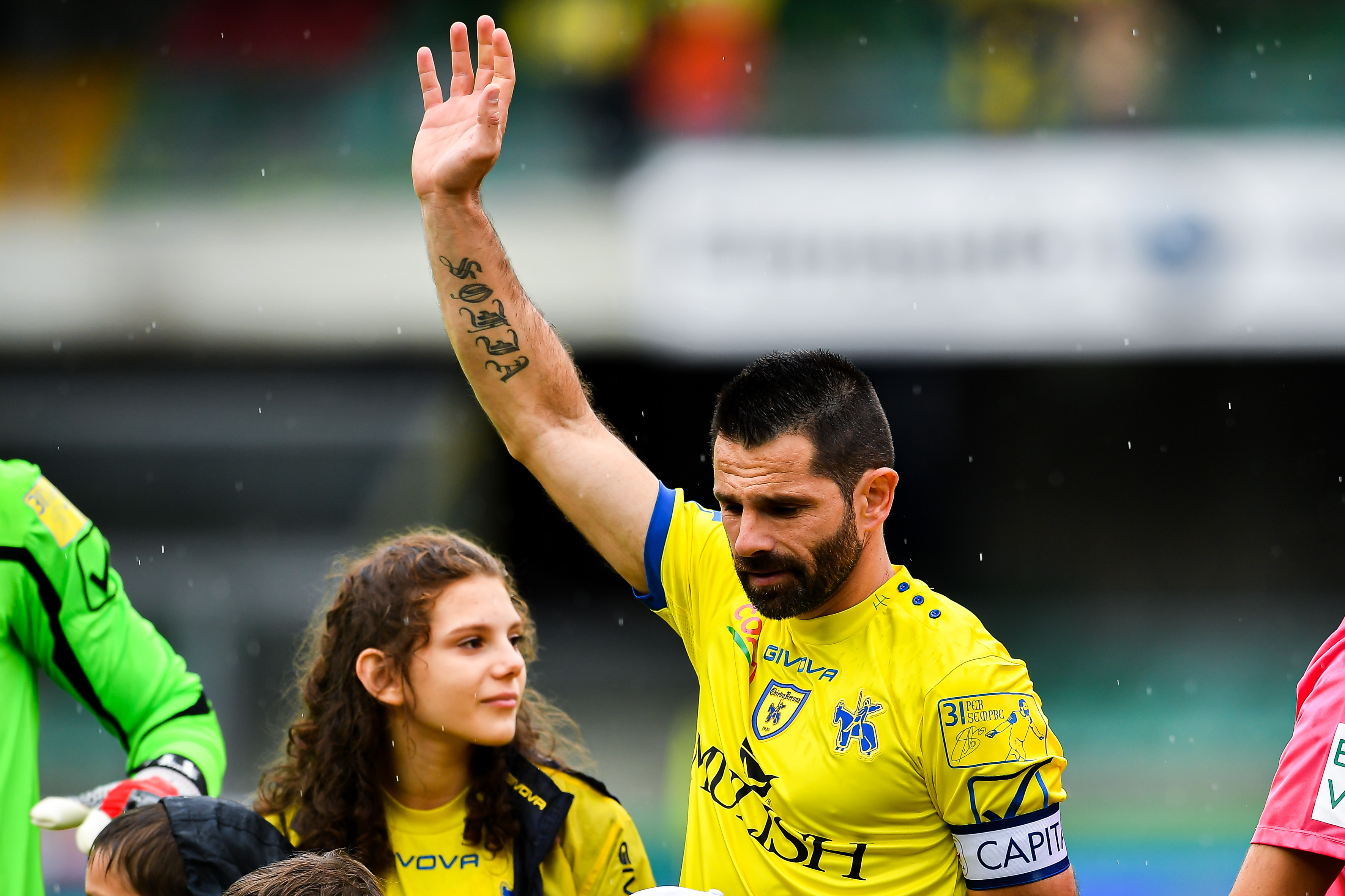 VERONA, ITALY - MAY 19: Sergio Pellissier of Chievo Verona greets the crowd before the Serie A match between Chievo Verona and Sampdoria at Stadio Marc'Antonio Bentegodi on May 19, 2019 in Verona, Italy. (Photo by Paolo Rattini/Getty Images)