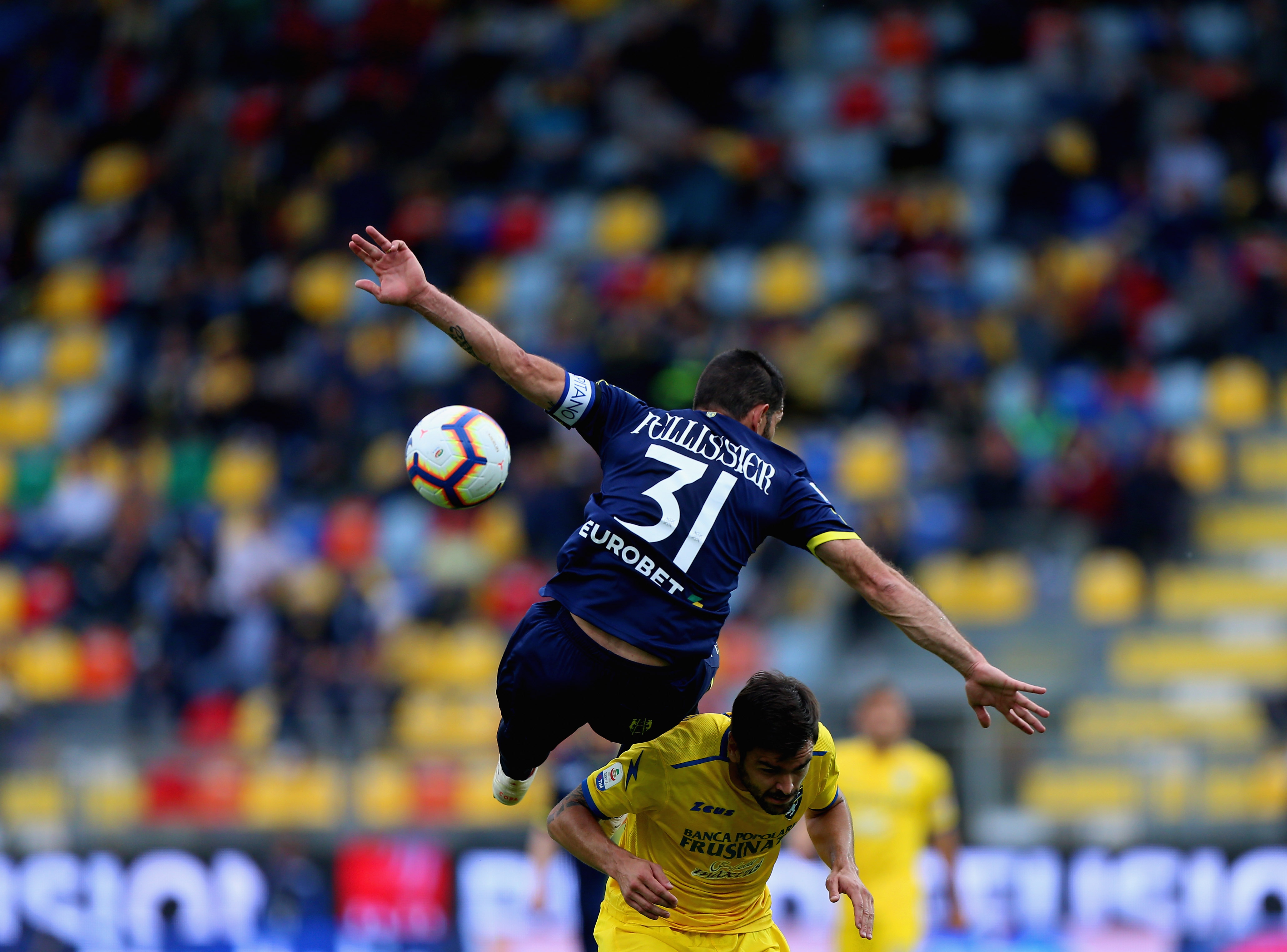 FROSINONE, ITALY - MAY 25:  Sergio Pellissier of Chievo Verona competes for the ball with Nicolo' Brighenti of Frosinone Calcio during the Serie A match between Frosinone Calcio and Chievo Verona at Stadio Benito Stirpe on May 25, 2019 in Frosinone, Italy.  (Photo by Paolo Bruno/Getty Images)