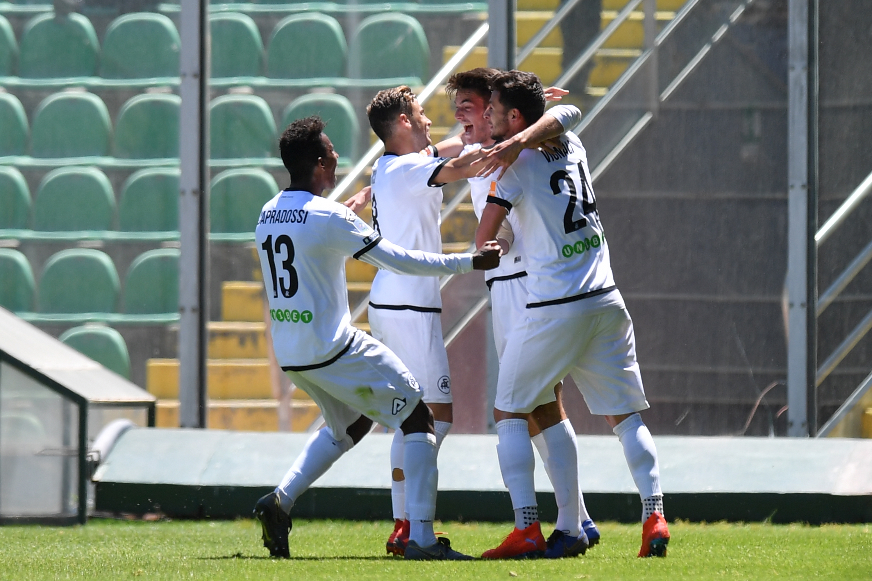 PALERMO, ITALY - MAY 01: Giulio Maggiore of Spezia celebrates with his team mates after scoring the opening goal during the Serie B match between US Citta di Palermo and AC Spezia at Stadio Renzo Barbera on May 01, 2019 in Palermo, Italy. (Photo by Tullio M. Puglia/Getty Images)