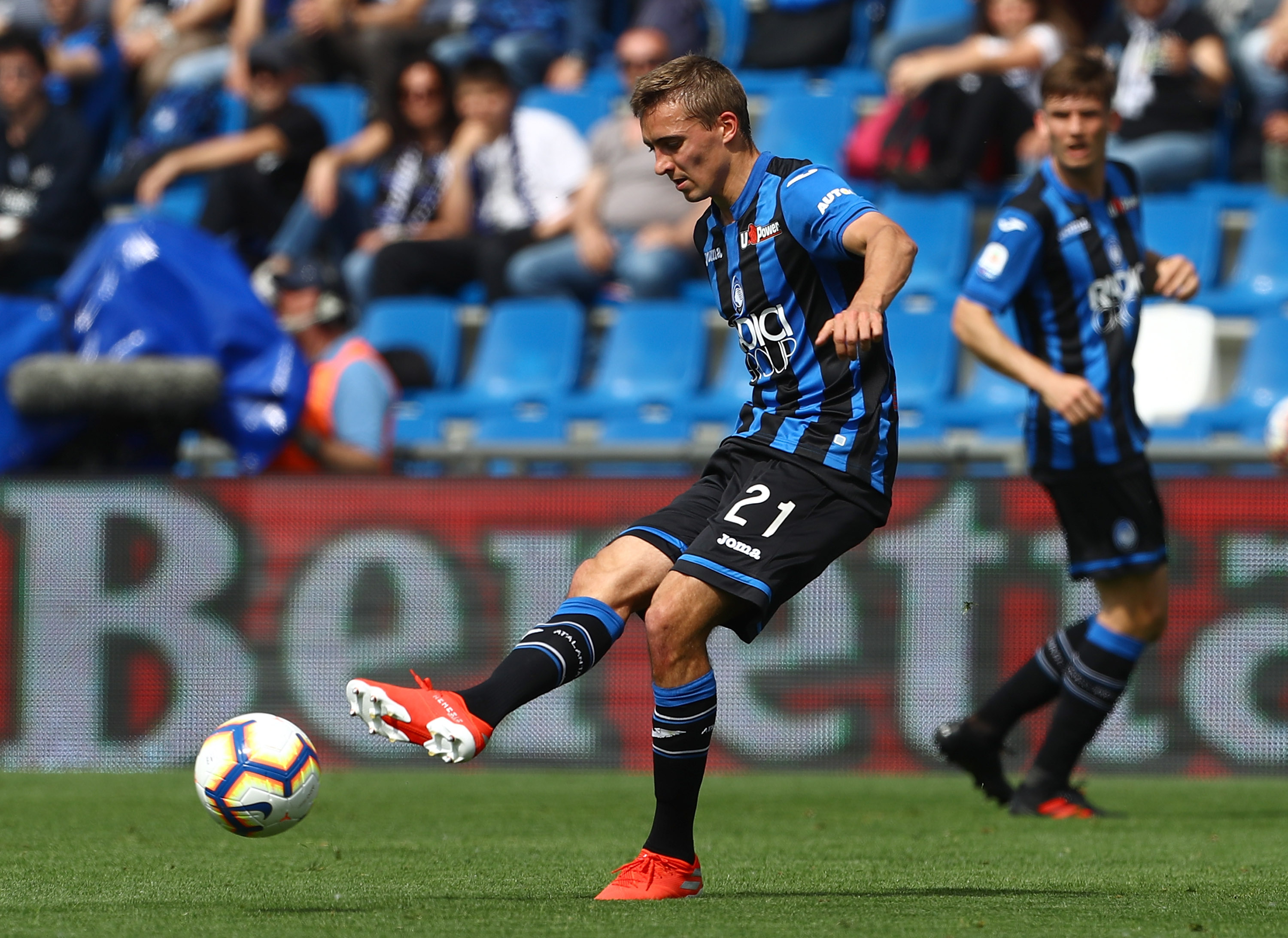 REGGIO NELL'EMILIA, ITALY - MAY 11:  Timothy Castagne of Genoa CFC in action during the Serie A match between Atalanta BC and Genoa CFC at Mapei Stadium - Citta del Tricolore on May 11, 2019 in Bergamo,  (Photo by Marco Luzzani/Getty Images)