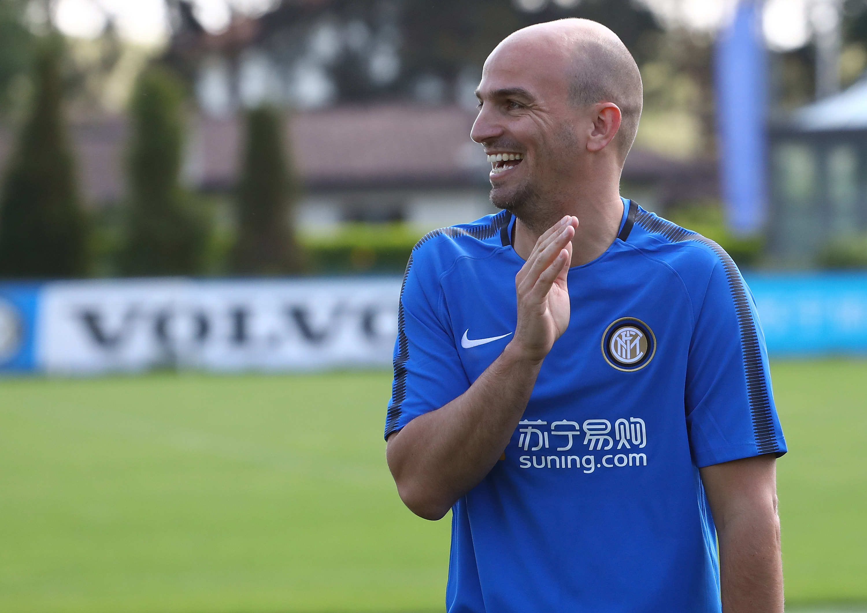 COMO, ITALY - MAY 10:  Esteban Cambiasso of Inter Forever looks on during the FC Internazionale training session at the club's training ground Suning Training Center in memory of Angelo Moratti on May 10, 2018 in Como, Italy.  (Photo by Marco Luzzani - Inter/Inter via Getty Images)