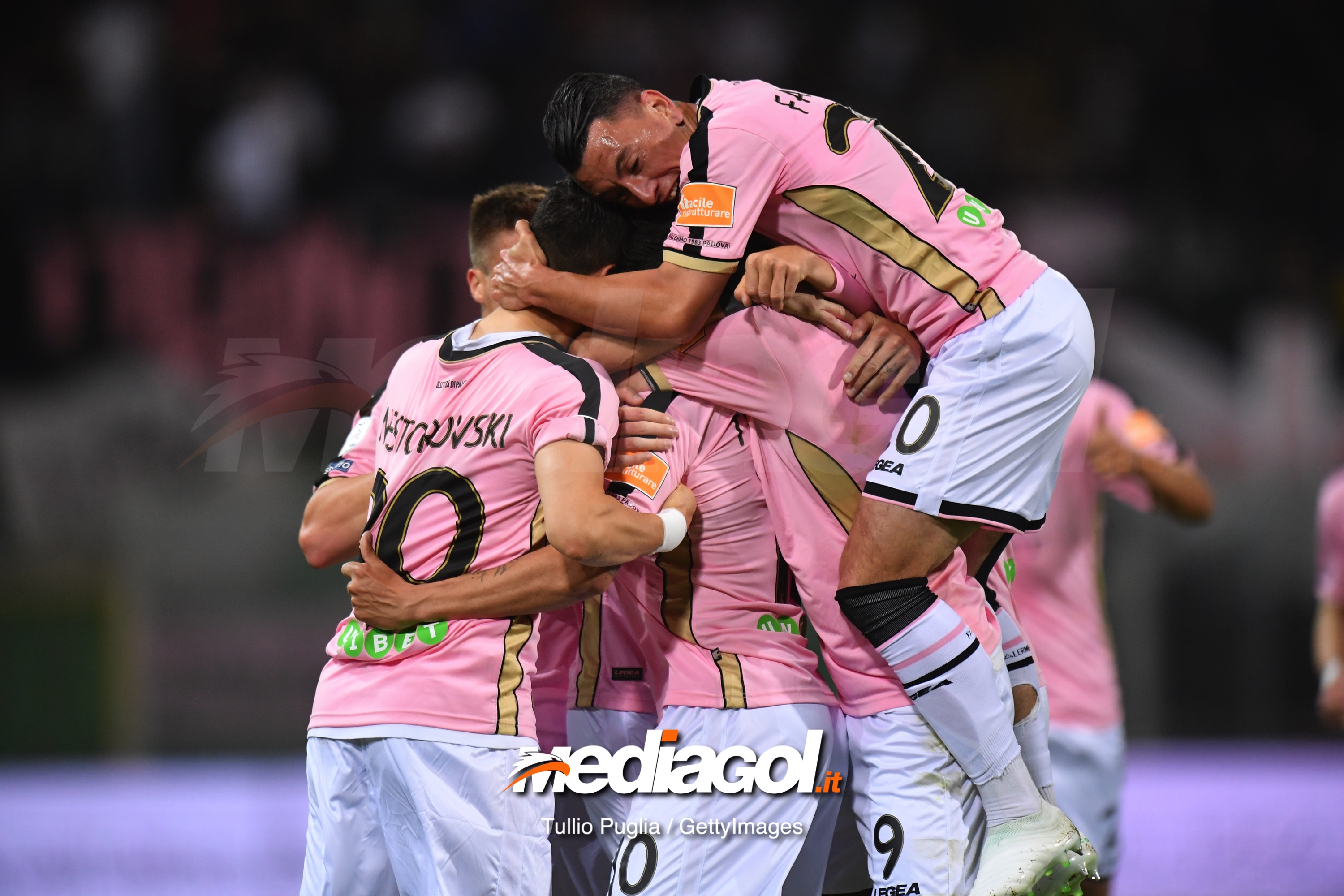 PALERMO, ITALY - APRIL 22: Aleksandar Trajkovski of Palermo celebrates after scoring the opening goal during the Serie B match between US Citta di Palermo and Padova at Stadio Renzo Barbera on April 22, 2019 in Palermo, Italy. (Photo by Tullio M. Puglia/Getty Images)