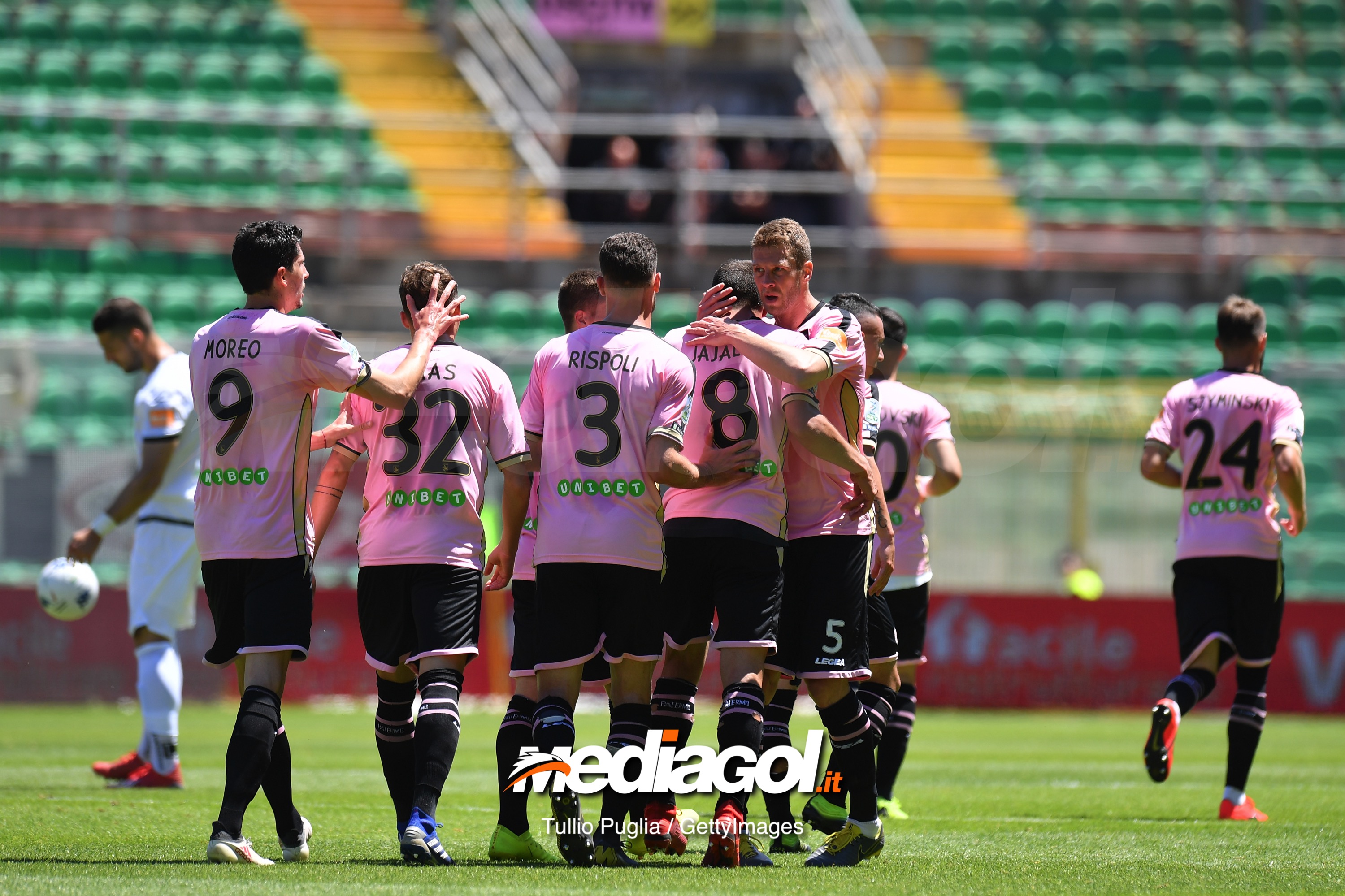 PALERMO, ITALY - MAY 01: Mato Jajalo of Palermo celebrates with his team mates after scoring the equalizing goal during the Serie B match between US Citta di Palermo and AC Spezia at Stadio Renzo Barbera on May 01, 2019 in Palermo, Italy. (Photo by Tullio M. Puglia/Getty Images)