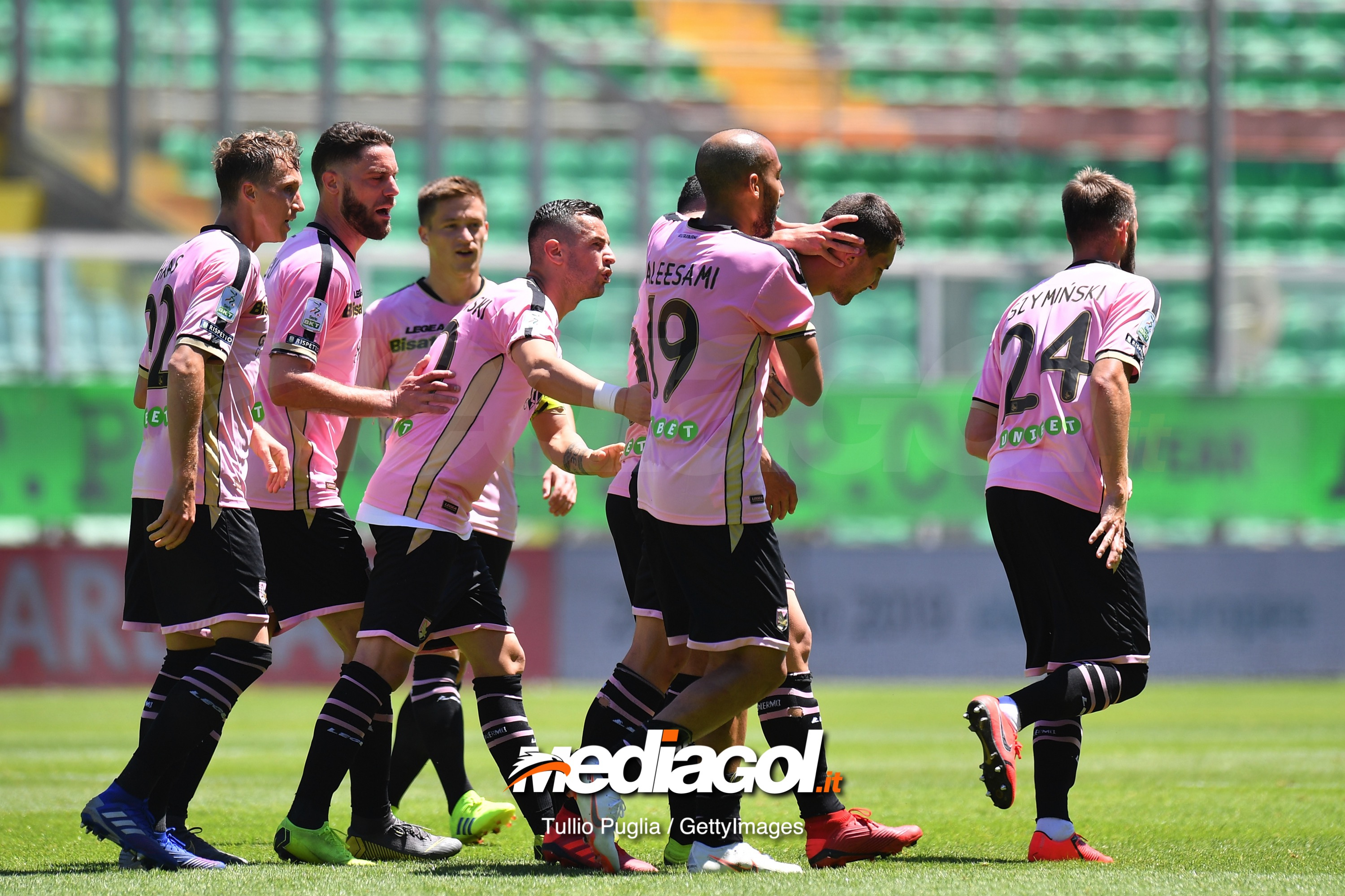 PALERMO, ITALY - MAY 01: Mato Jajalo of Palermo celebrates with his team mates after scoring the equalizing goal during the Serie B match between US Citta di Palermo and AC Spezia at Stadio Renzo Barbera on May 01, 2019 in Palermo, Italy. (Photo by Tullio M. Puglia/Getty Images)