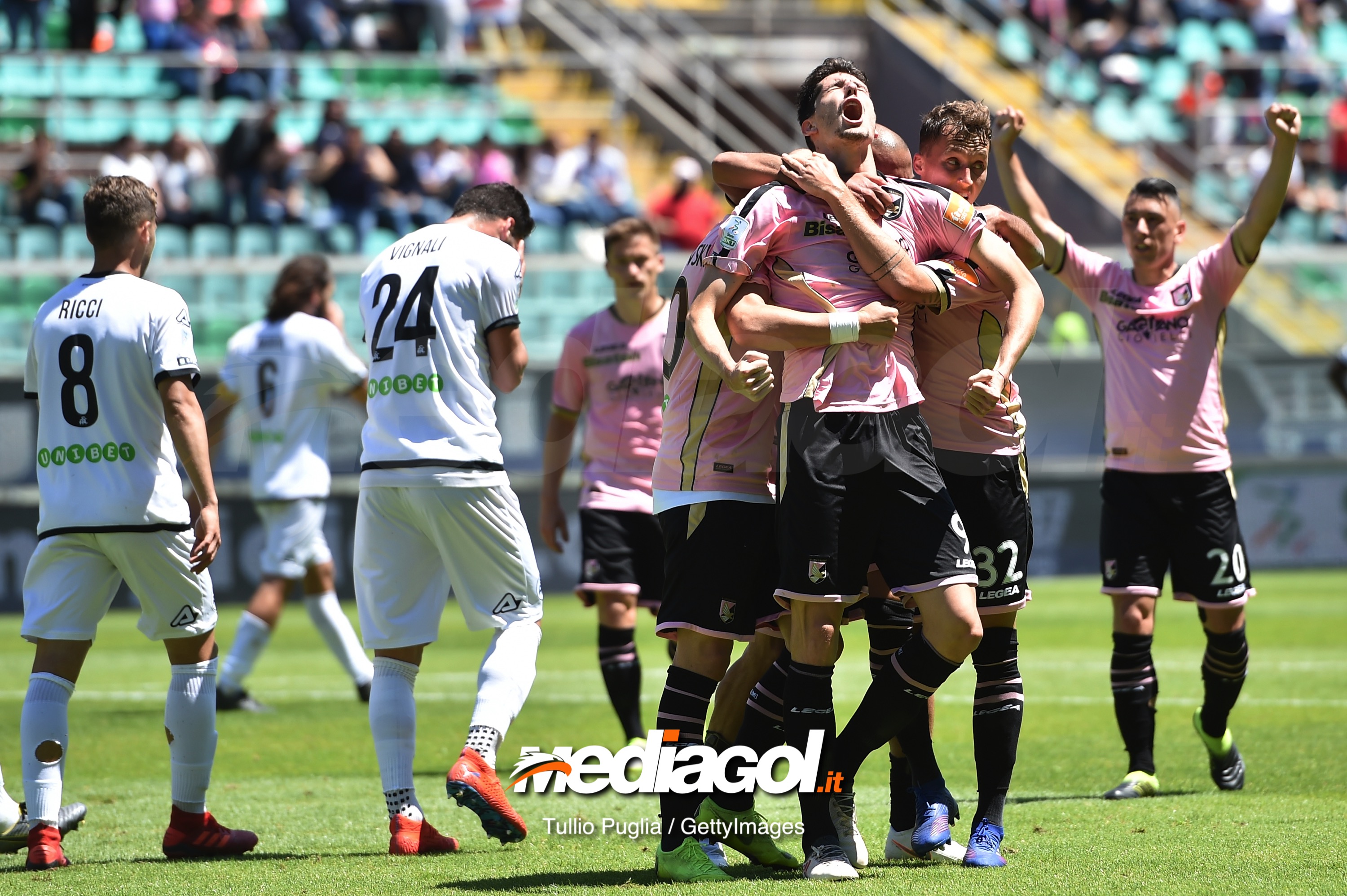 PALERMO, ITALY - MAY 01: Stefano Moreo of Palermo celebrates after scores his team's second goal during the Serie B match between US Citta di Palermo and AC Spezia at Stadio Renzo Barbera on May 01, 2019 in Palermo, Italy. (Photo by Tullio M. Puglia/Getty Images)
