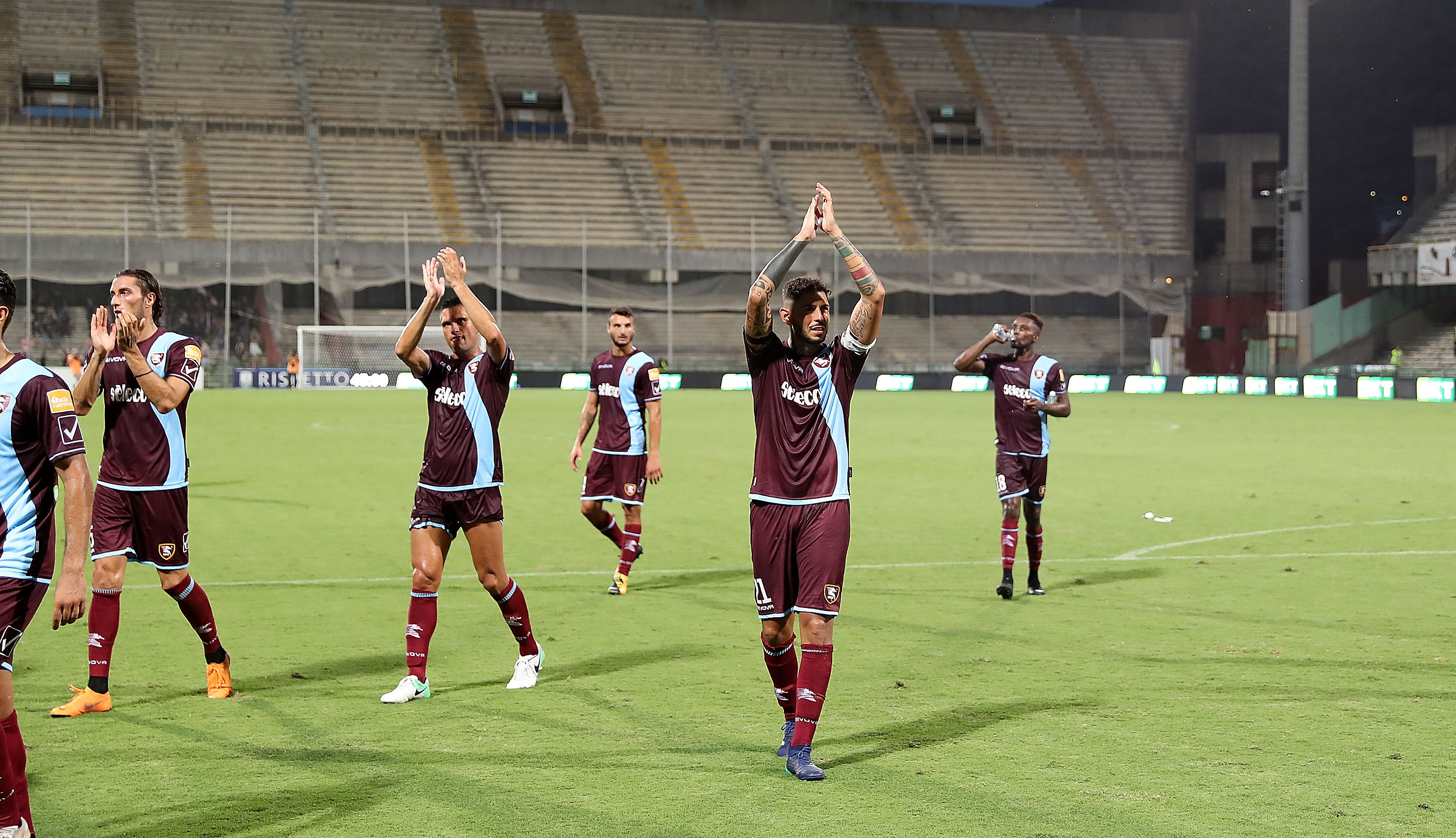 SALERNO, ITALY - AUGUST 25:  Players of US Salernitana greets the supporters after the Serie B match between US Salernitana and US Citta di Palermo on August 25, 2018 in Salerno, Italy.  (Photo by Francesco Pecoraro/Getty Images)