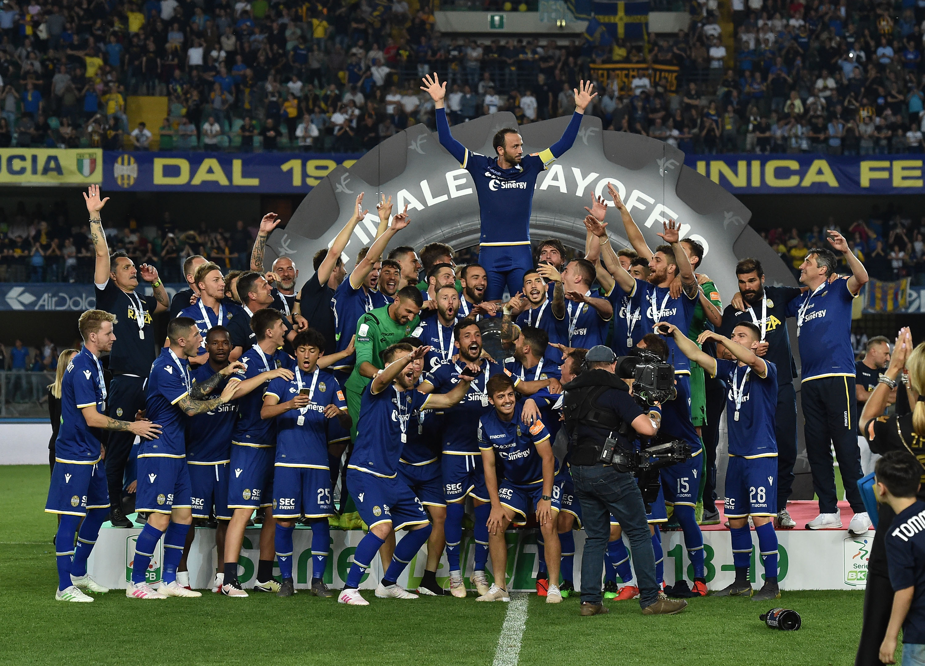 VERONA, ITALY - JUNE 02:  Players of Hellas Verona celebrate the victory after the Serie B Playoff Final second leg match between Hellas Verona and AS Cittadella at Stadio Marcantonio Bentegodi on June 2, 2019 in Verona, Italy.  (Photo by Giuseppe Bellini/Getty Images for Lega Serie B)
