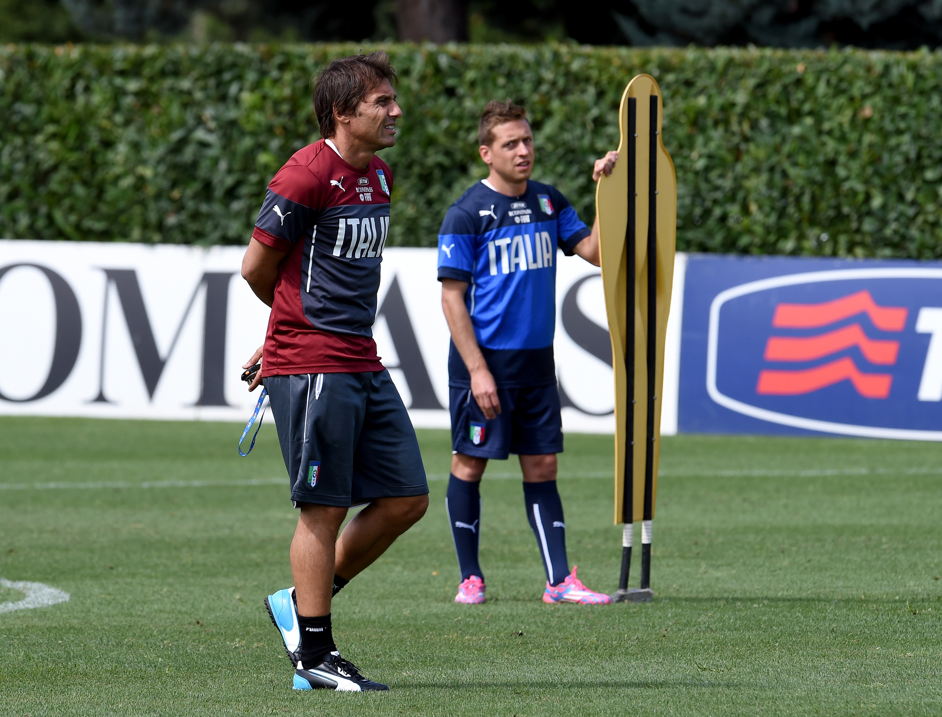 FLORENCE, ITALY - SEPTEMBER 01:  Coach Italy Antonio Conte (L) and Emanuele Giaccherini during an Italy training session at Coverciano on September 1, 2014 in Florence, Italy.  (Photo by Claudio Villa/Getty Images)