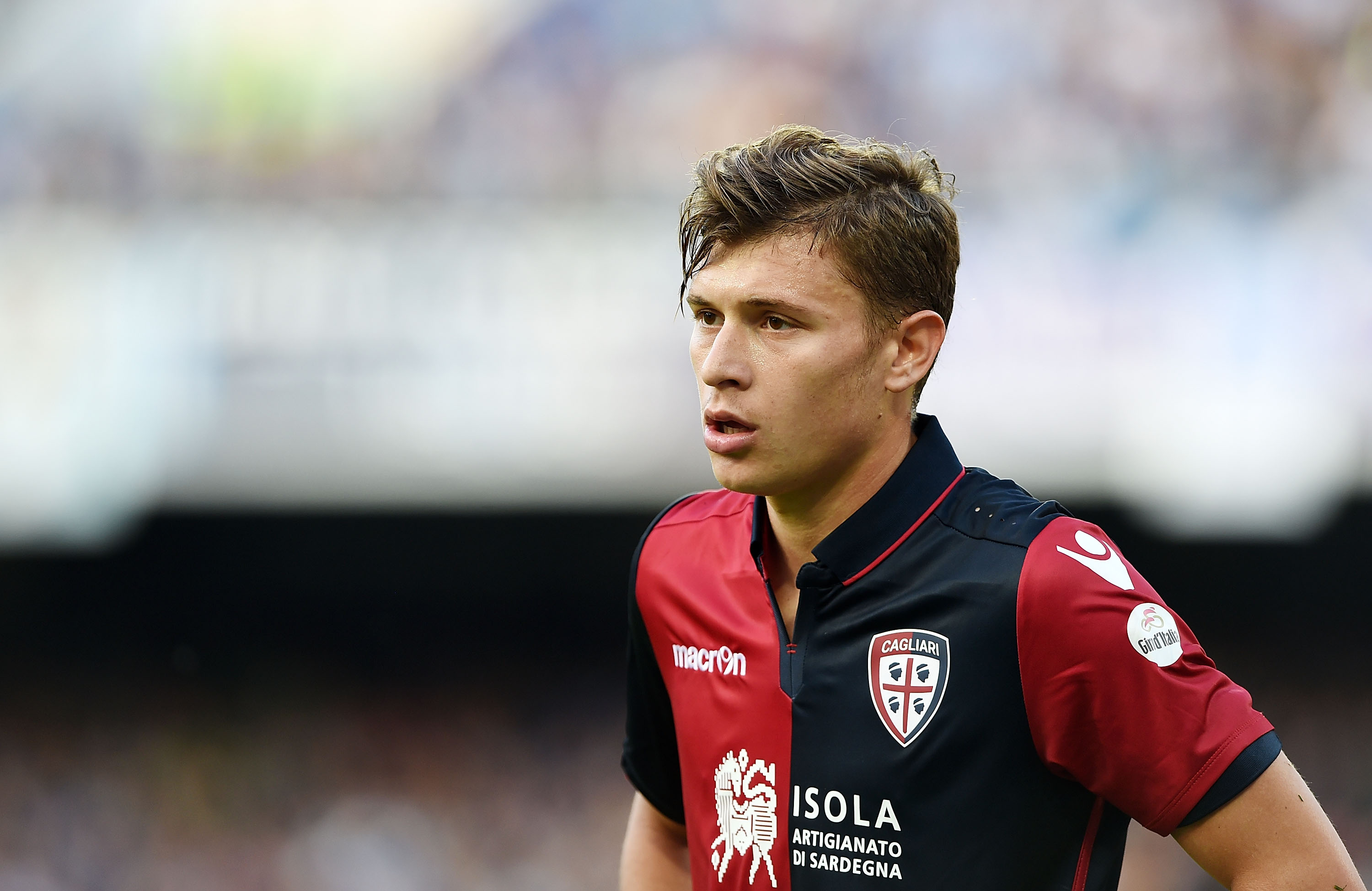 NAPLES, ITALY - MAY 06: Nicolò Barella of Cagliari Calcio in action during the Serie A match between SSC Napoli and Cagliari Calcio at Stadio San Paolo on May 6, 2017 in Naples, Italy.  (Photo by Francesco Pecoraro/Getty Images)