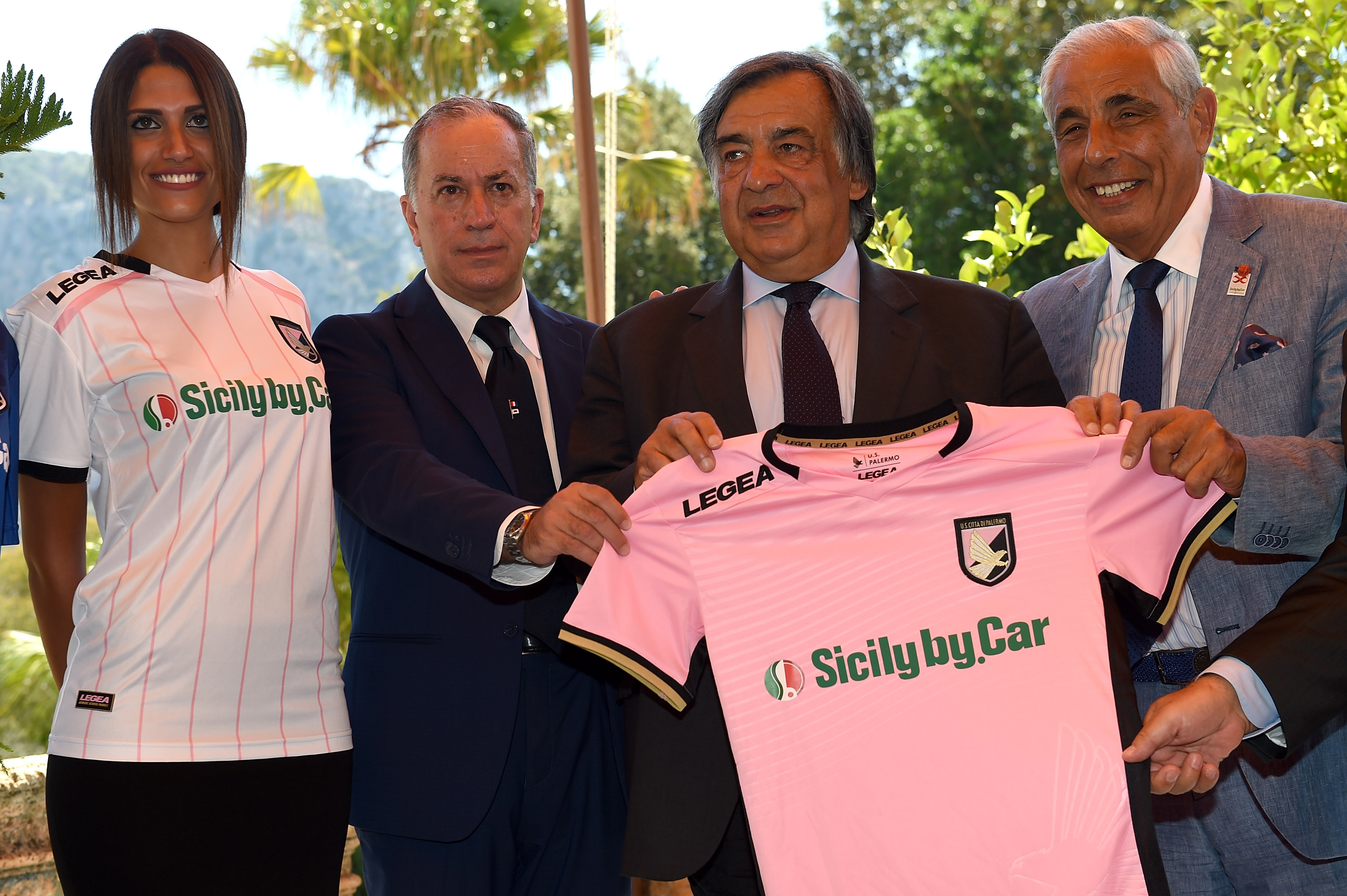 PALERMO, ITALY - AUGUST 22: Tony Sichera of US Citta' di Palermo, Leoluca Orlando Mayor of Palermo and Tommaso Dragotto of Sicily by Car pose during the presentation of Sicily by Car as new main sponsor of US Citta' di Palermo at Villa Niscemi on August 22, 2017 in Palermo, Italy.  (Photo by Tullio M. Puglia/Getty Images)