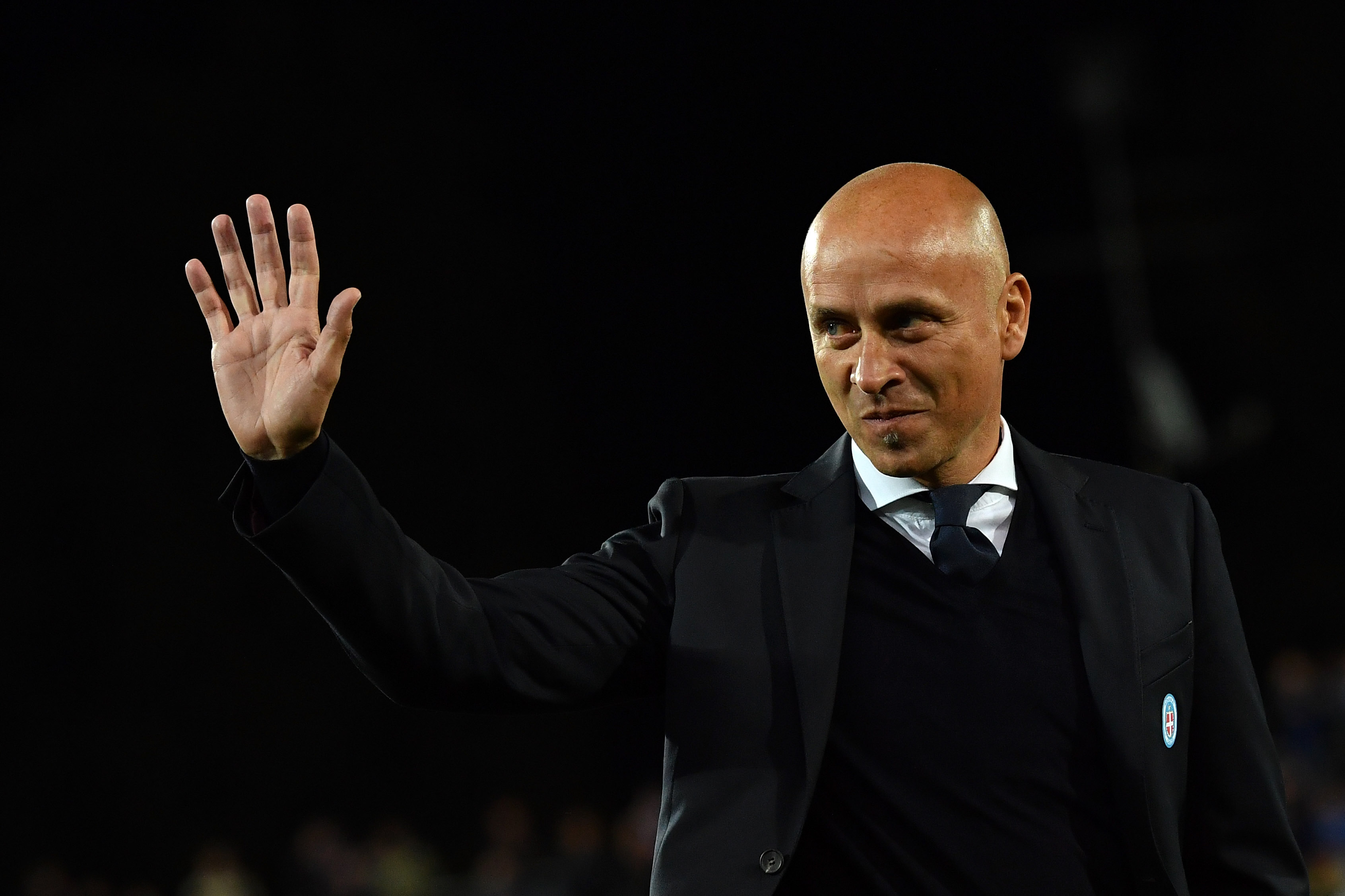 NOVARA, ITALY - OCTOBER 08:  Novara Calcio head coach Eugenio Corini salutes the fans during the Serie B match between Novara Calcio and Frosinone Calcio at Silvio Piola Stadium on October 8, 2017 in Novara, Italy.  (Photo by Valerio Pennicino/Getty Images)